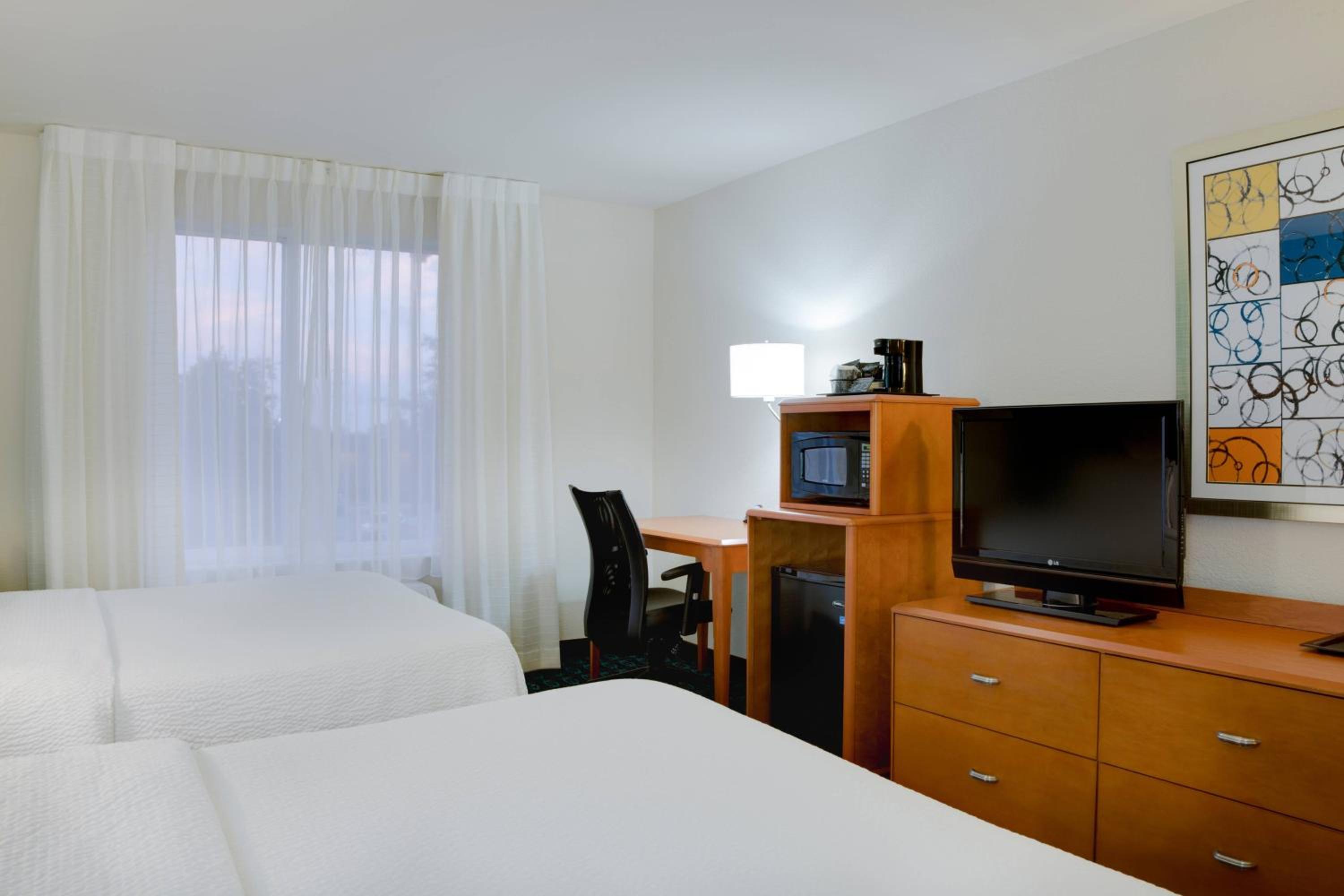 Queen Room with Two Queen Beds photo 3