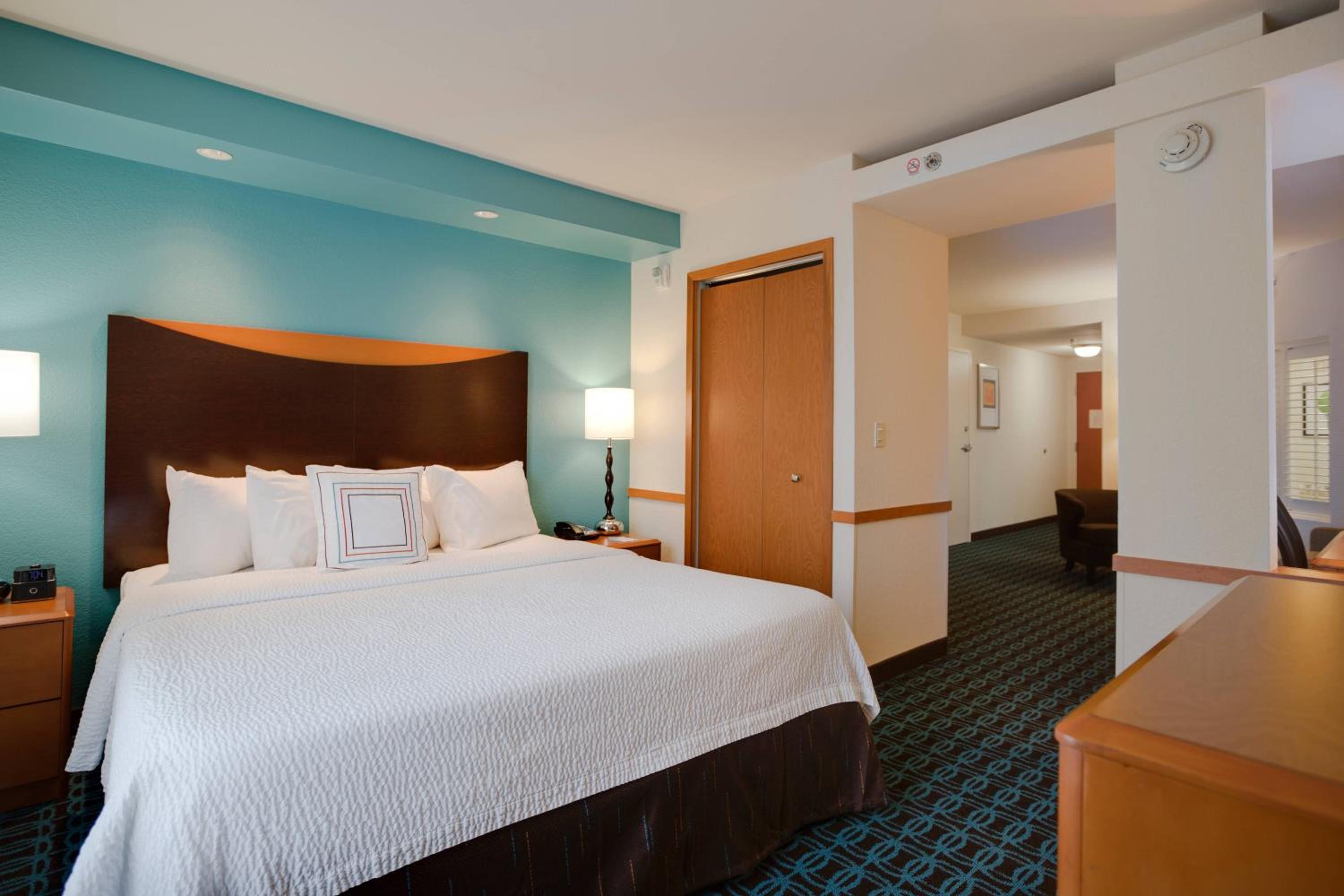 King Suite with Specialty Bathtub and Sofa Bed - Photo 2