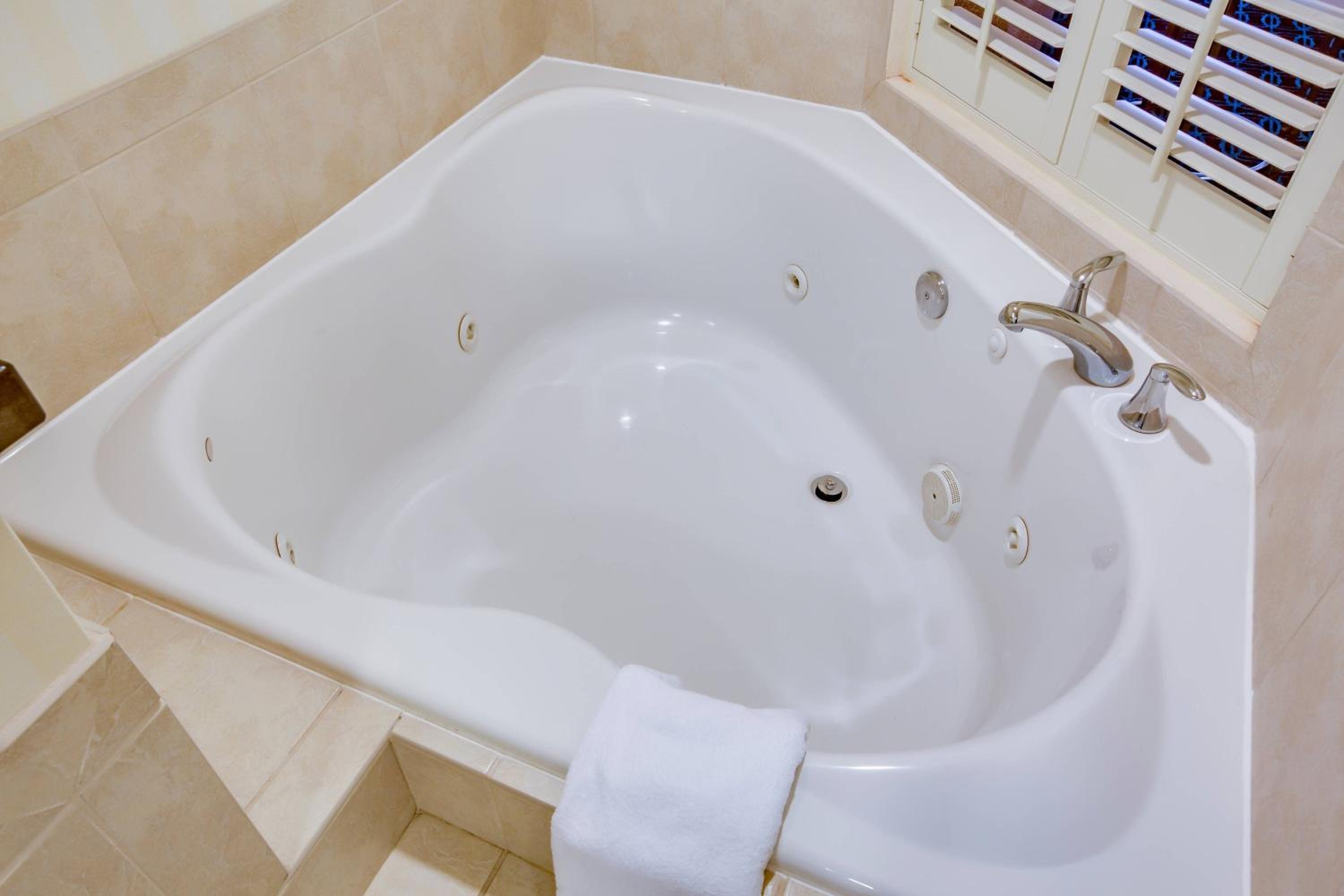 King Suite with Specialty Bathtub and Sofa Bed - Photo 5