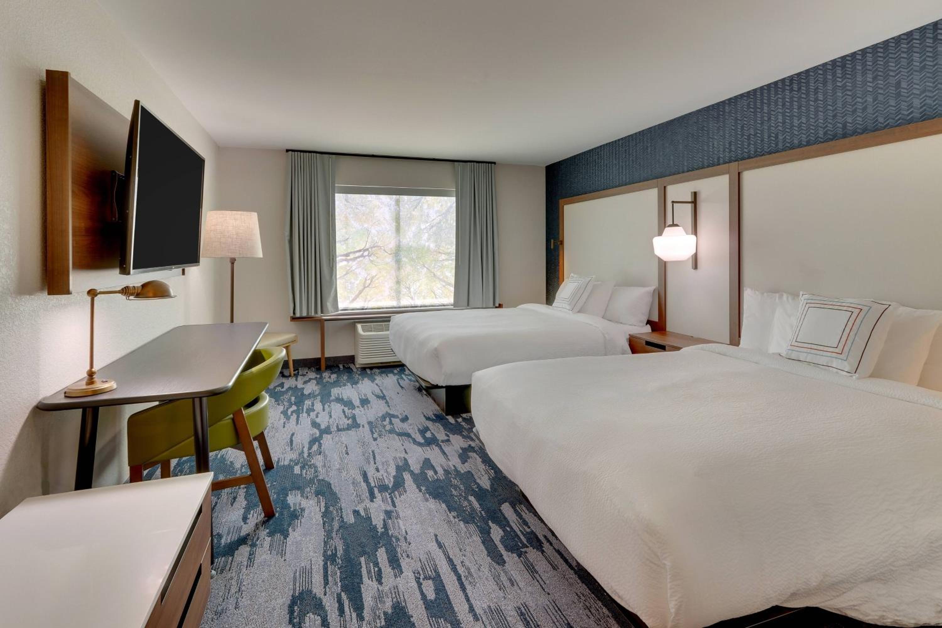 Queen Room with Two Queen Beds - Hearing Accessible - Photo 4