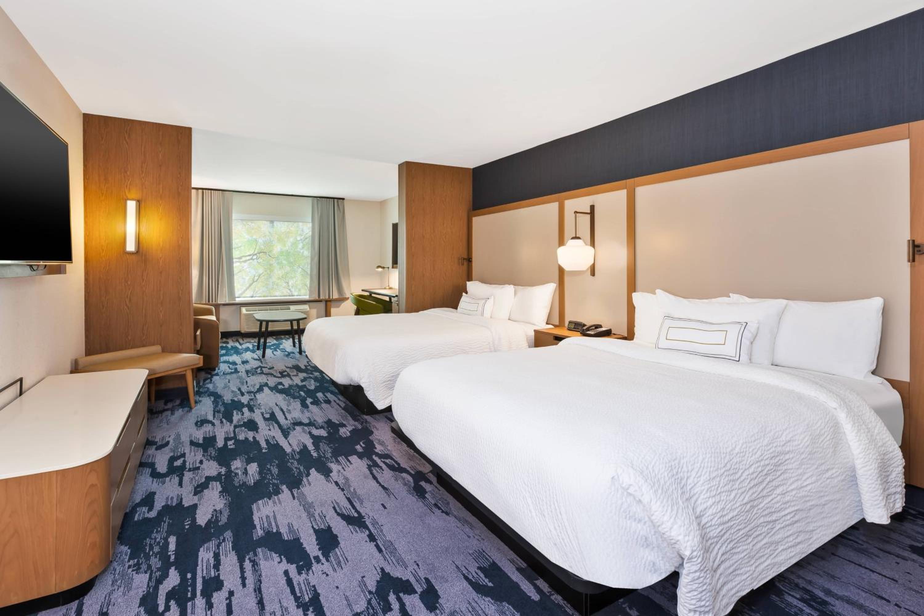 Suite with Two Queen Beds and Adapted Tub - Mobility and Hearing Accessible photo 2