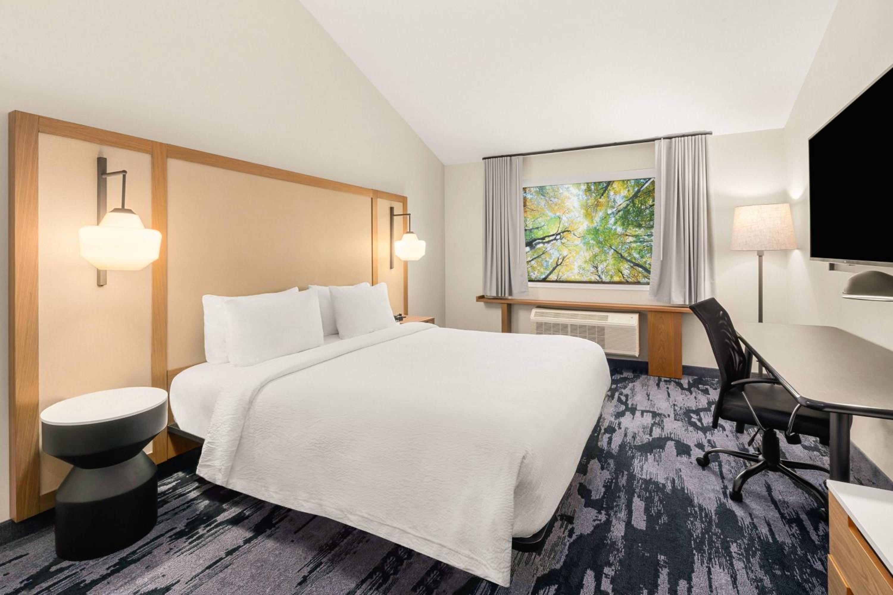 King Room with Adapted Tub - Mobility Accessible - Photo 1
