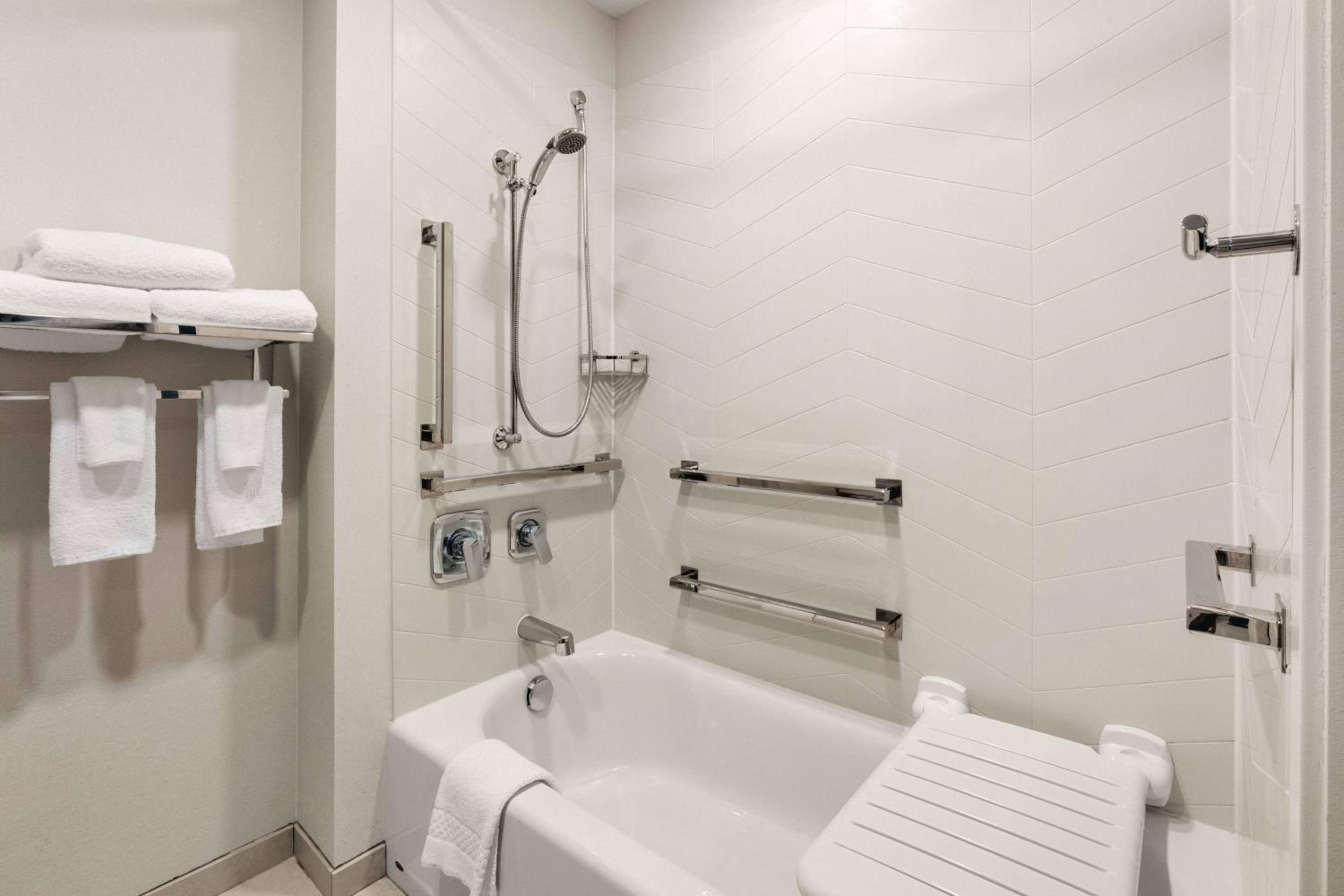 King Room with Adapted Tub - Mobility Accessible - Photo 3