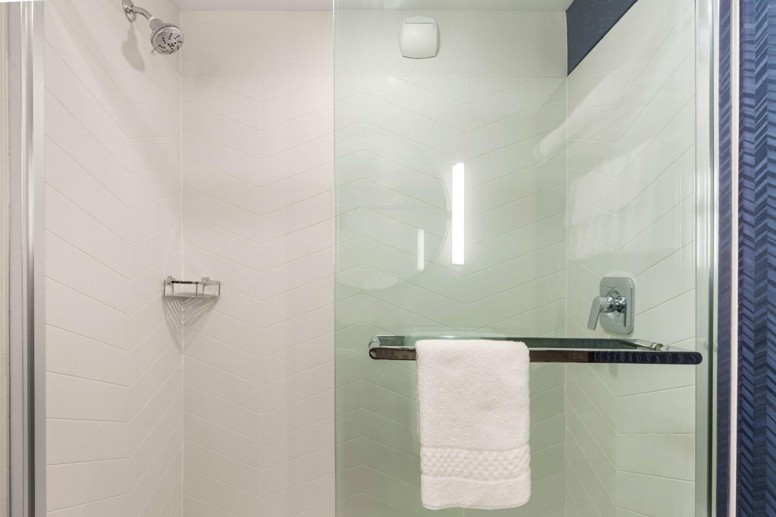 King Room with Adapted Tub - Mobility Accessible - Photo 4