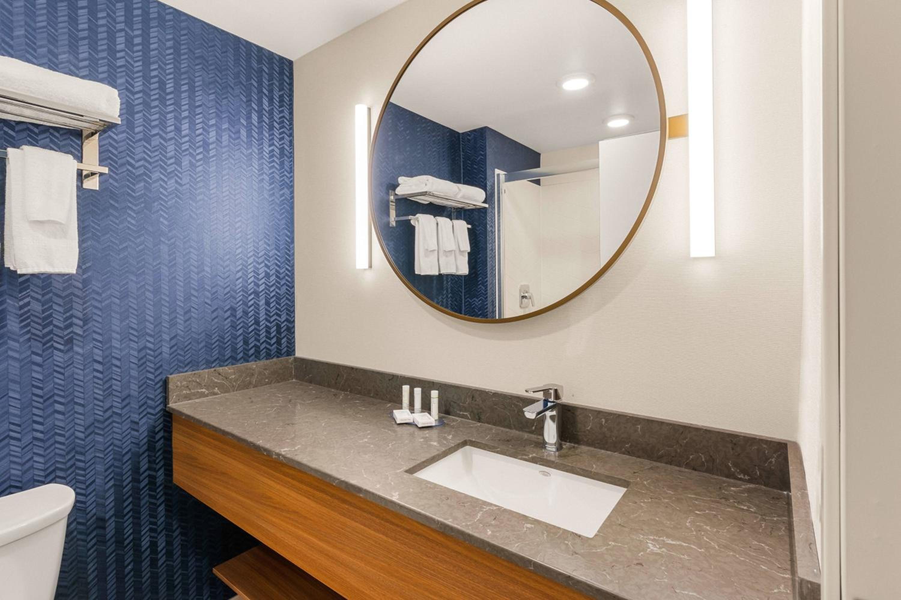 King Room with Adapted Tub - Mobility Accessible - Photo 5
