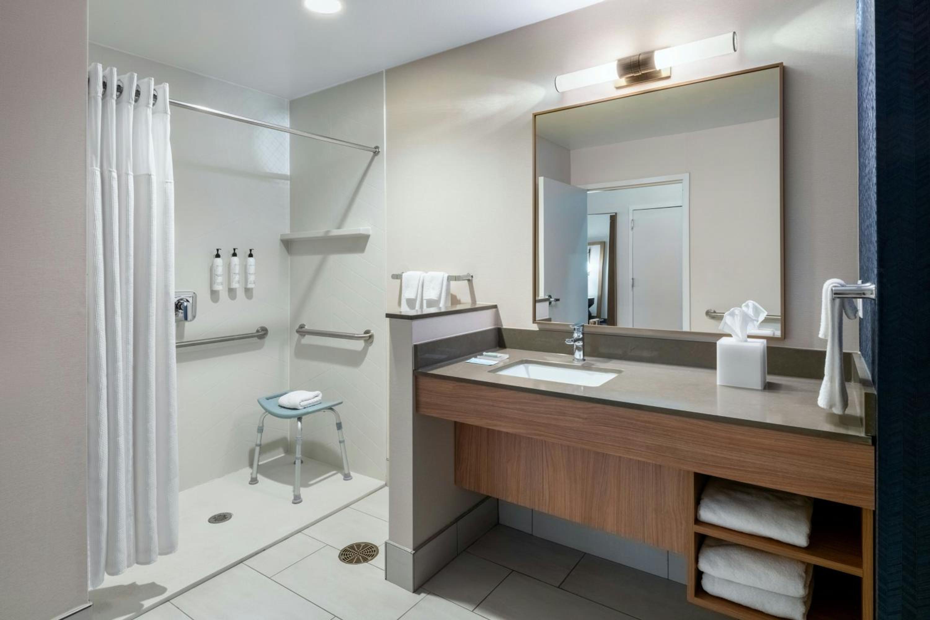 Queen Room with Two Queen Beds - Hearing Accessible - Photo 4