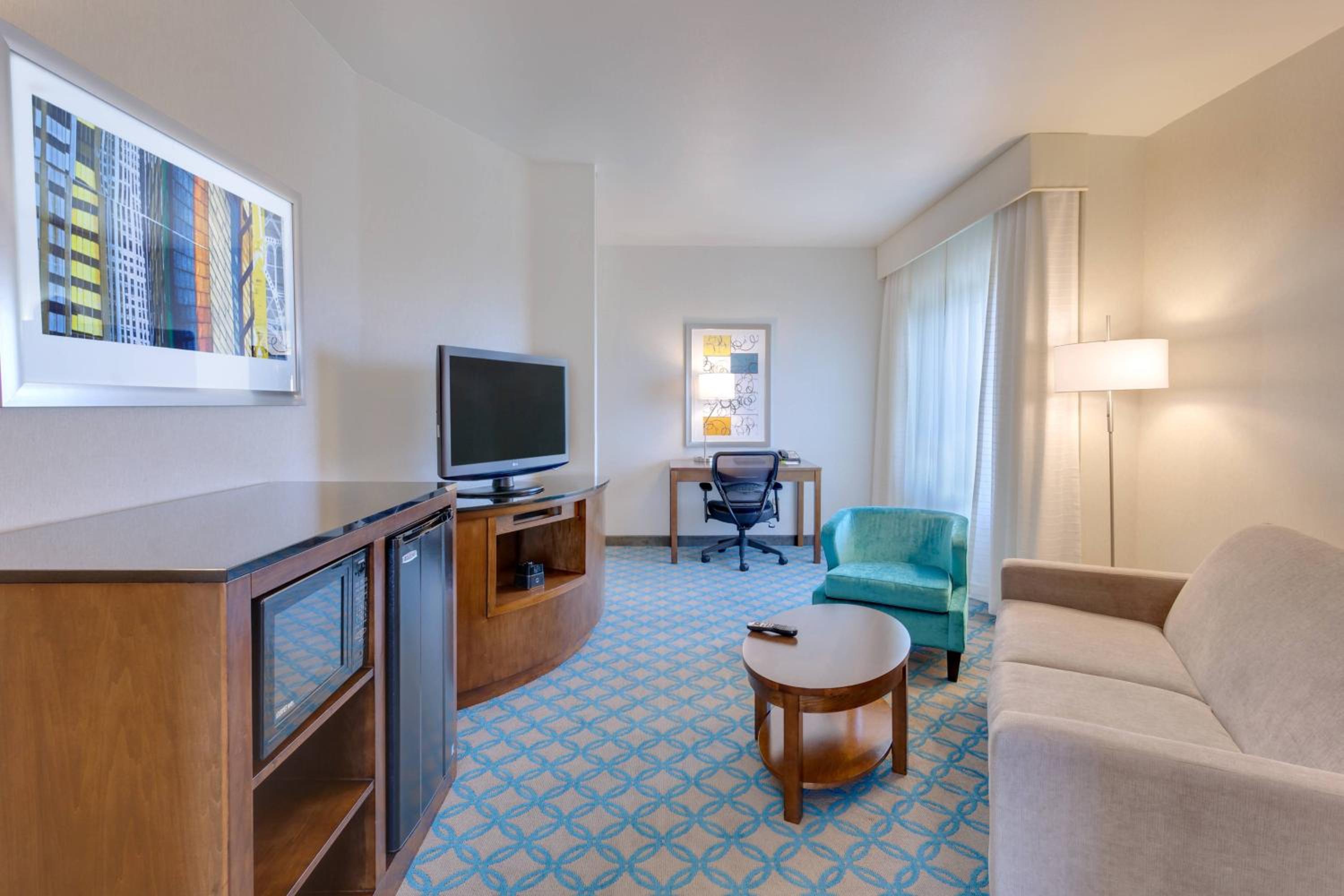 1 Bedroom Suite, 1 King, Sofa bed - Photo 1
