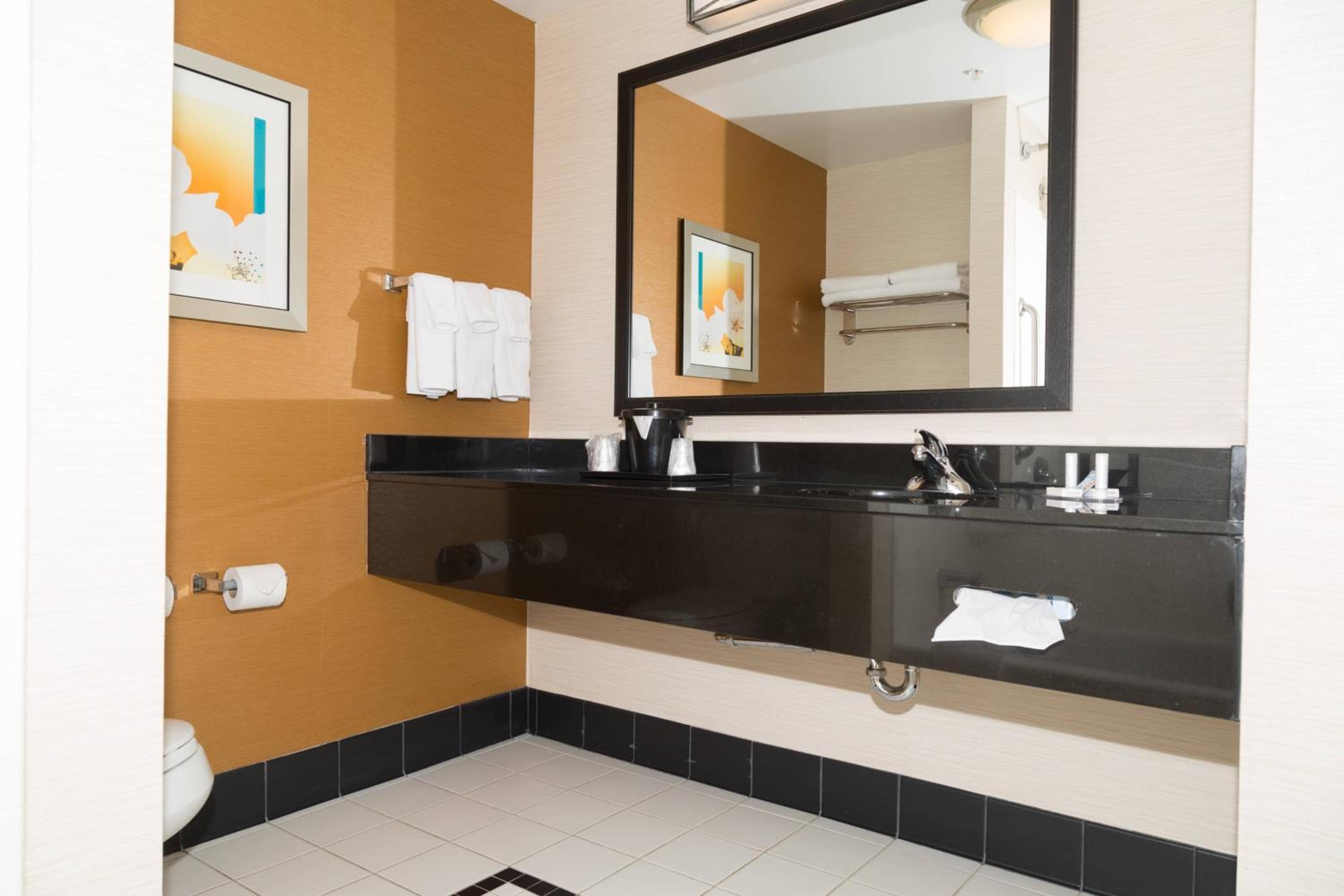 Queen Room with Two Queen Beds and Roll-In Shower - Mobility Access/Hearing Accessible - Photo 2