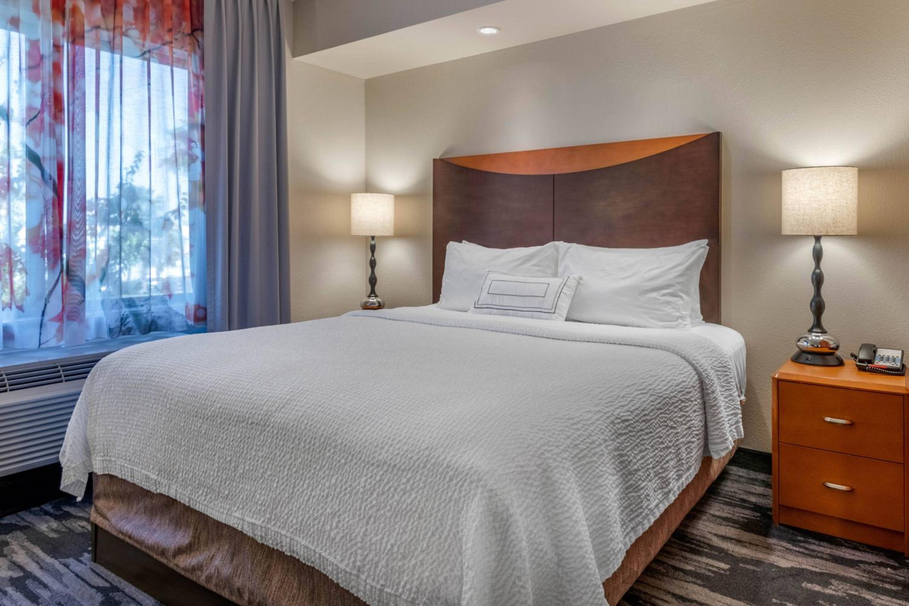 King Suite with Bathtub and Sofa Bed - Mobility Access/Hearing Accessible - Photo 2