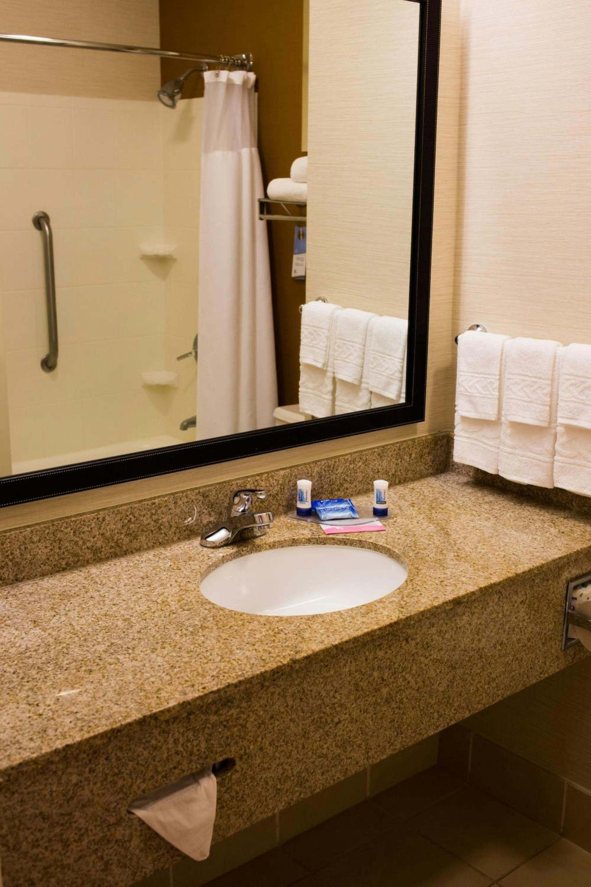 Queen Room with Two Queen Beds and Adapted Tub - Mobility and Hearing Accessible - Photo 3