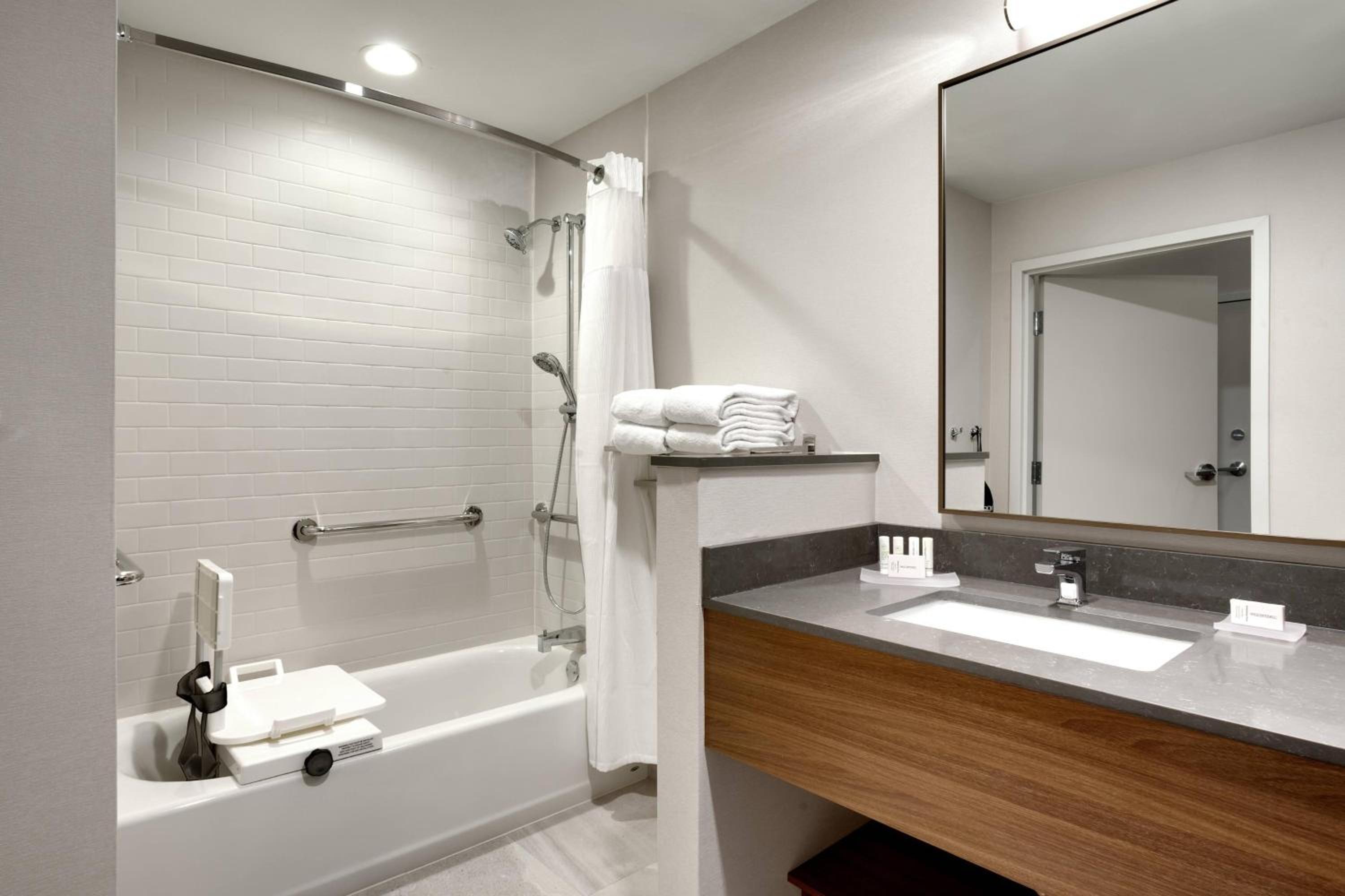 King Room with Bathtub - Mobility Access/Hearing Accessible photo 2