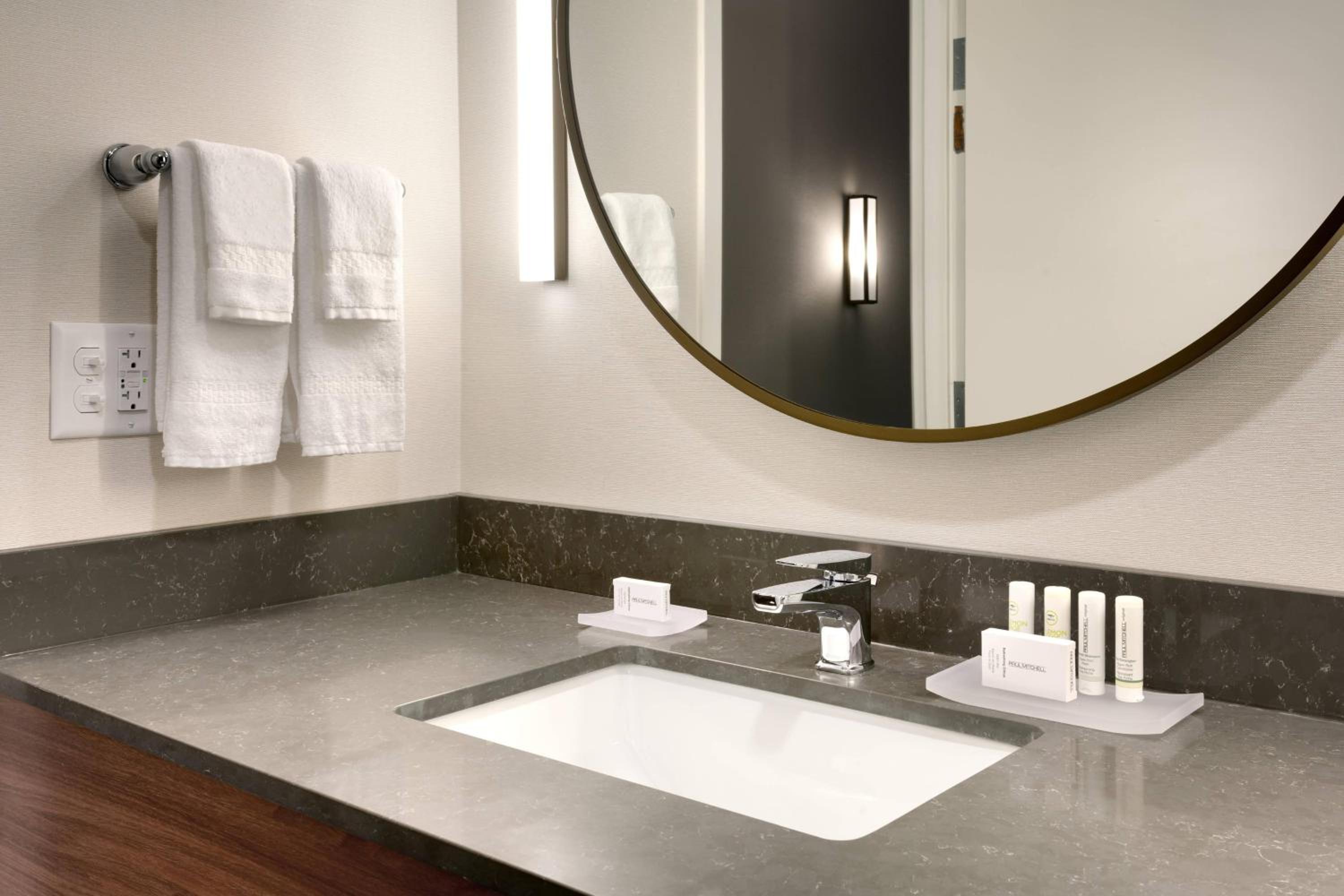 King Room with Bathtub - Mobility Access/Hearing Accessible photo 3