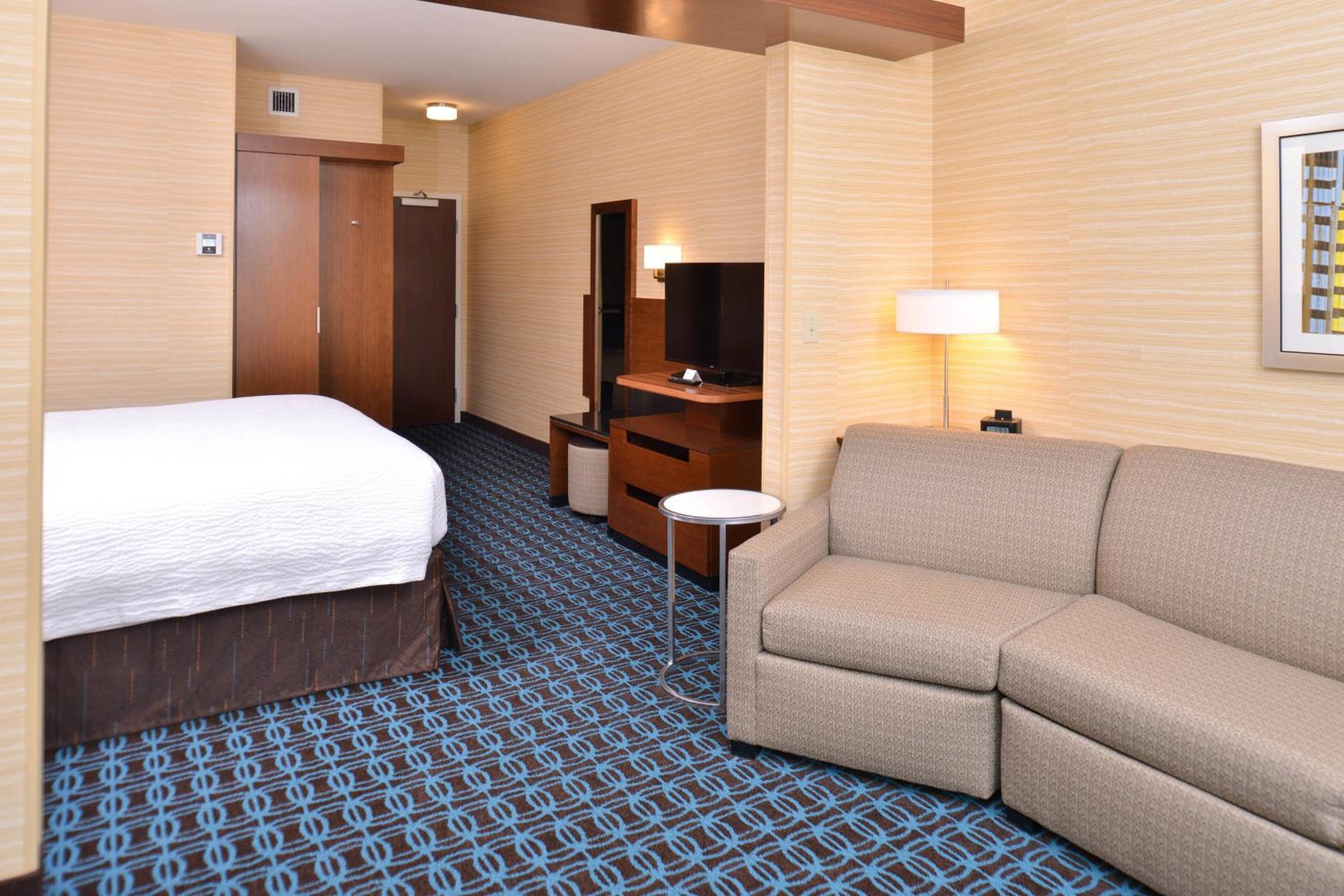 Executive Suite, 1 King, Sofa bed (Hearing Accessible)