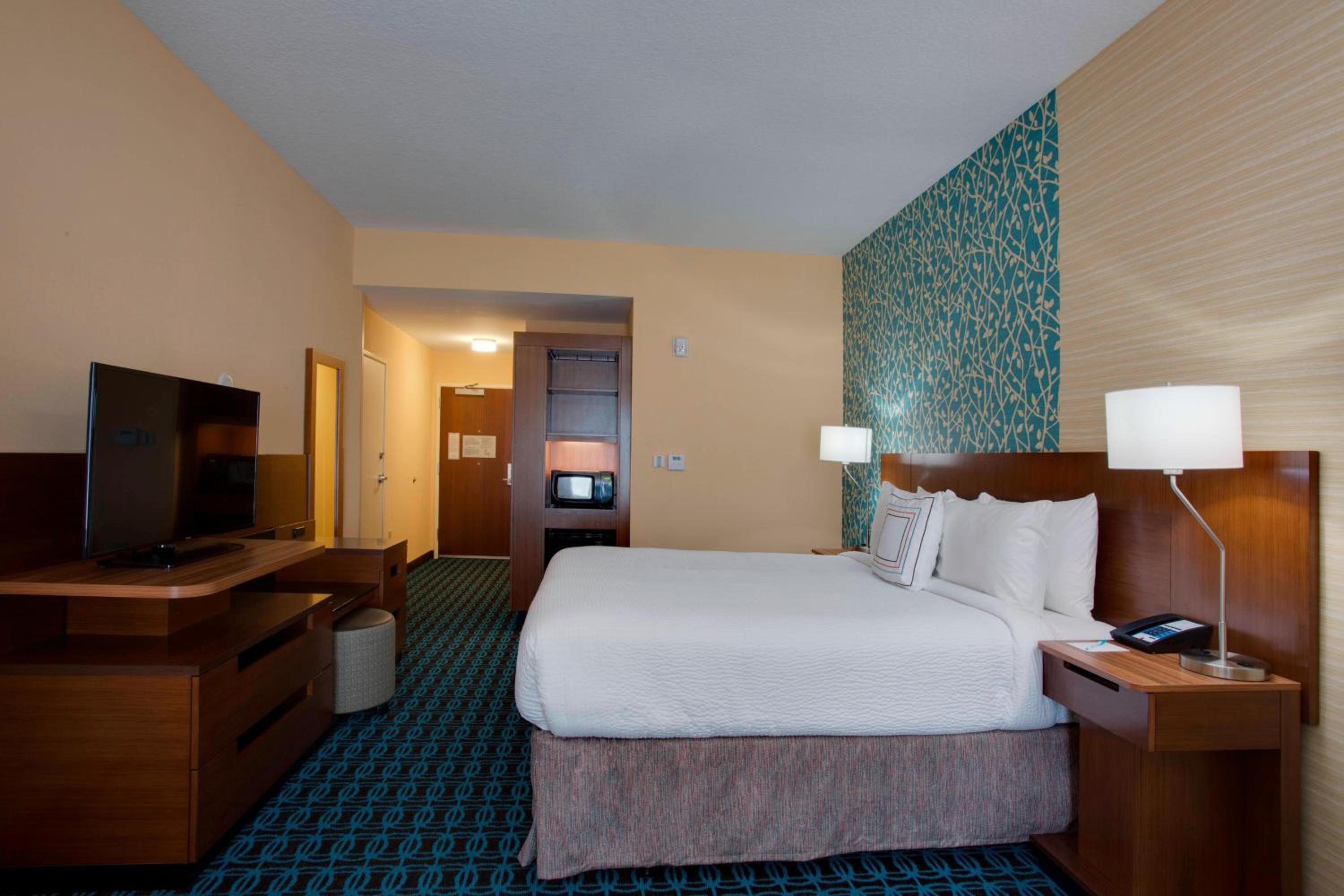 King Room with Roll-In Shower and Transfer Shower - Mobility Access/Hearing Accessible photo 2