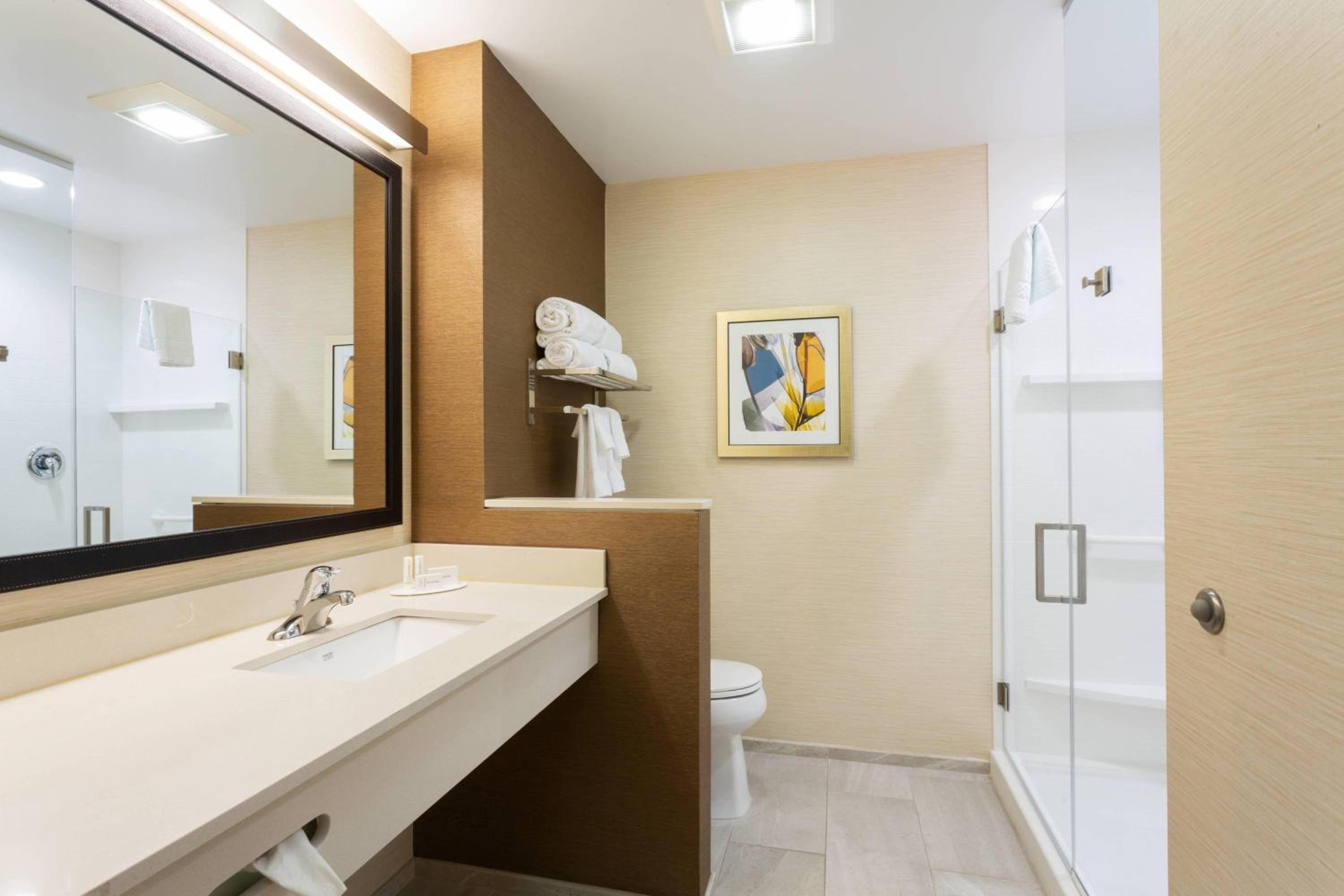 Queen Room with Two Queen Beds, Bathtub and Transfer Shower - Mobility Access photo 3