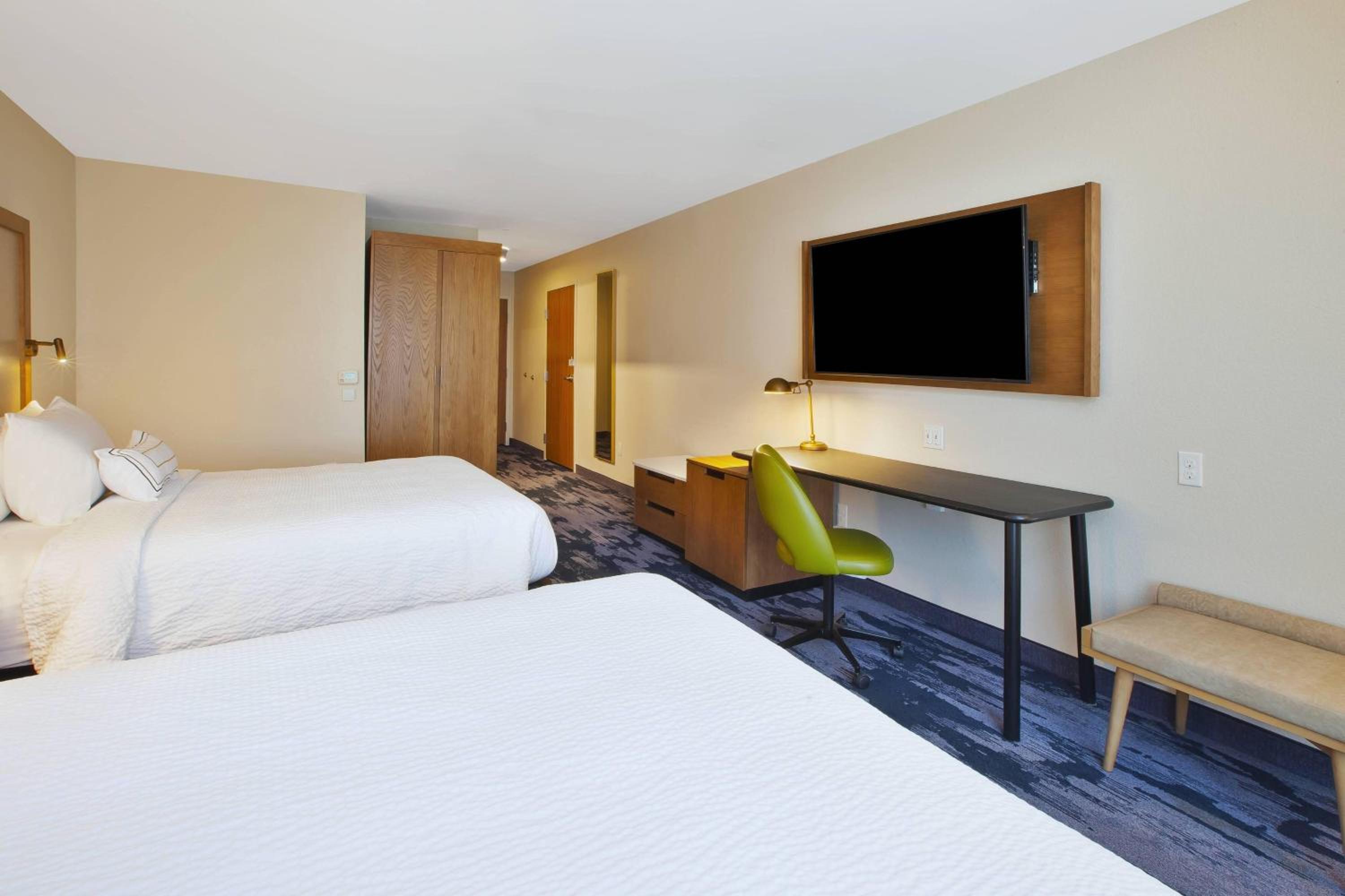 Queen Room with Two Queen Beds - Hearing Accessible photo 3