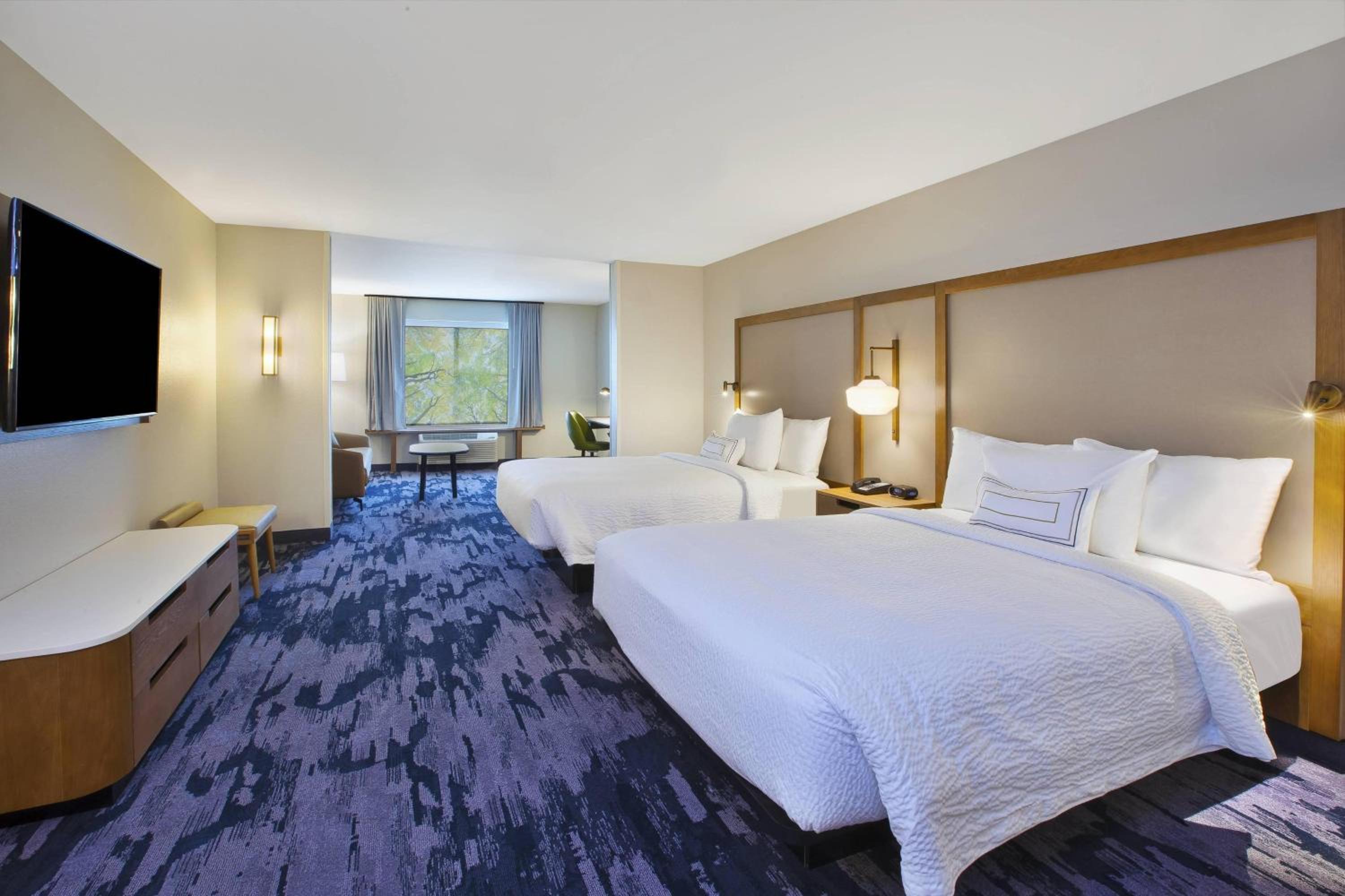 Queen Suite with Tub - Mobility Accessible