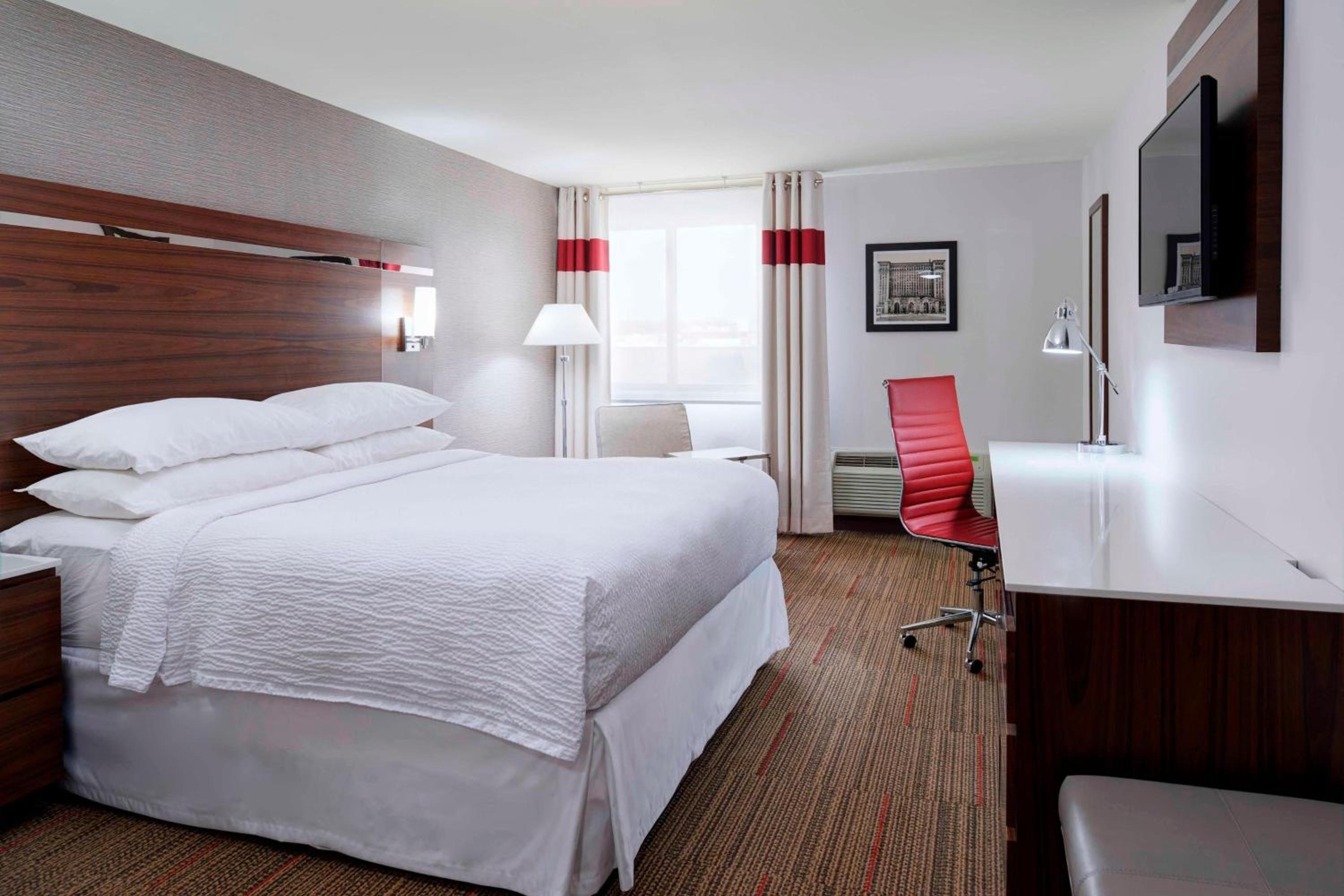 King Room with Adapted Tub - Mobility Accessible photo 1