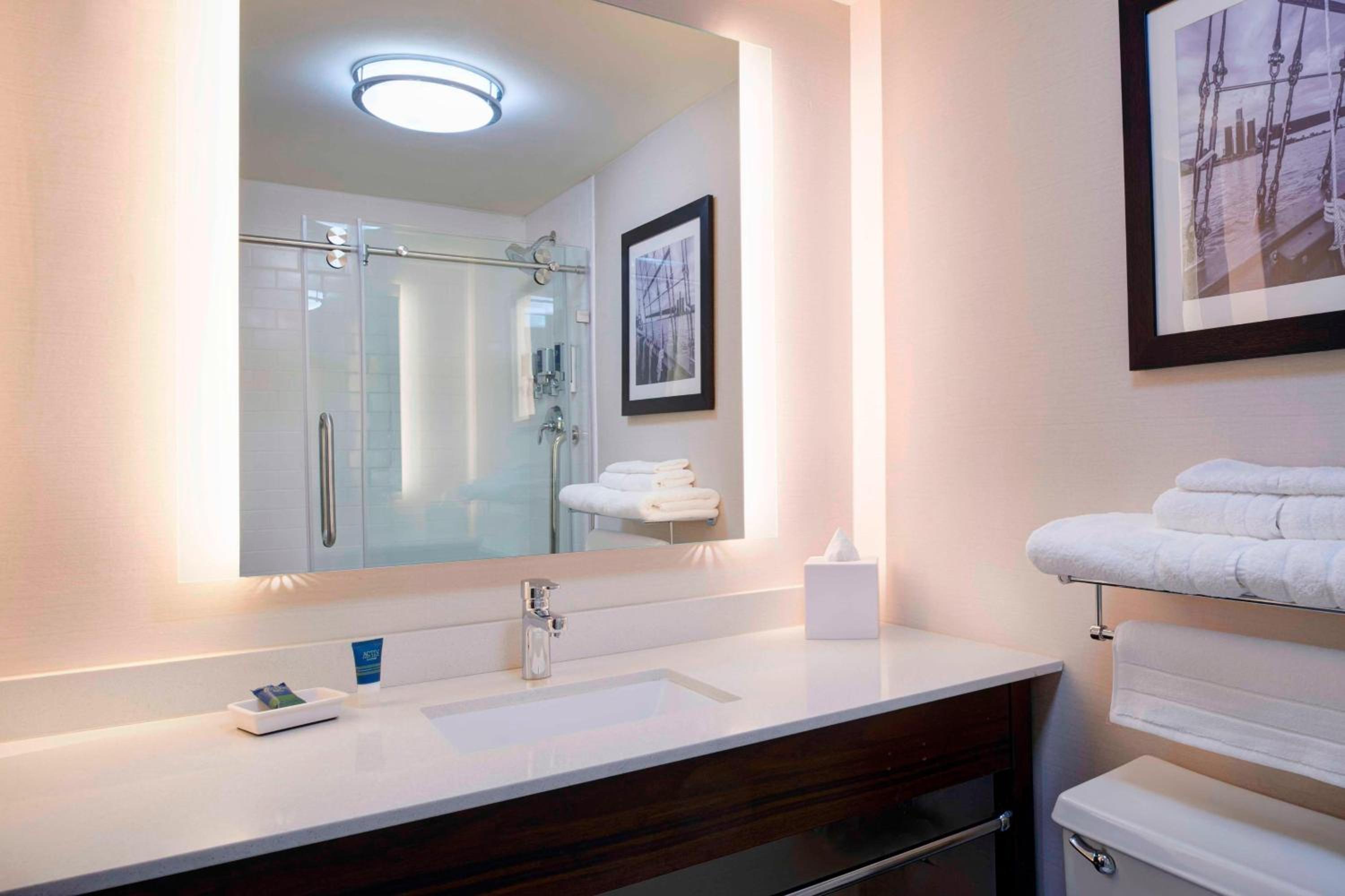 King Room with Adapted Tub - Mobility Accessible photo 2