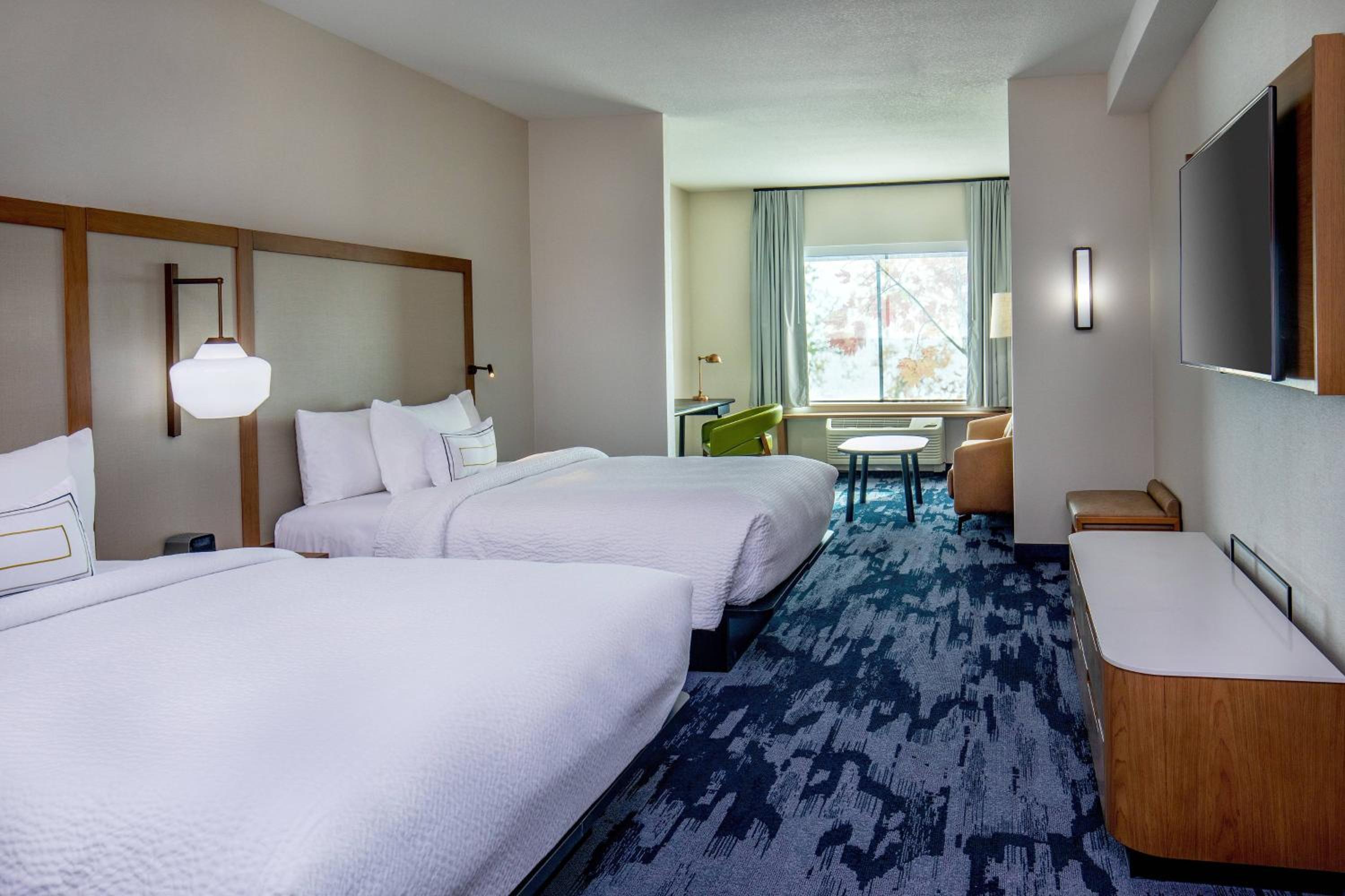 Queen Suite with Two Queen Beds, Bathtub and Sofa Bed - Mobility Access photo 1