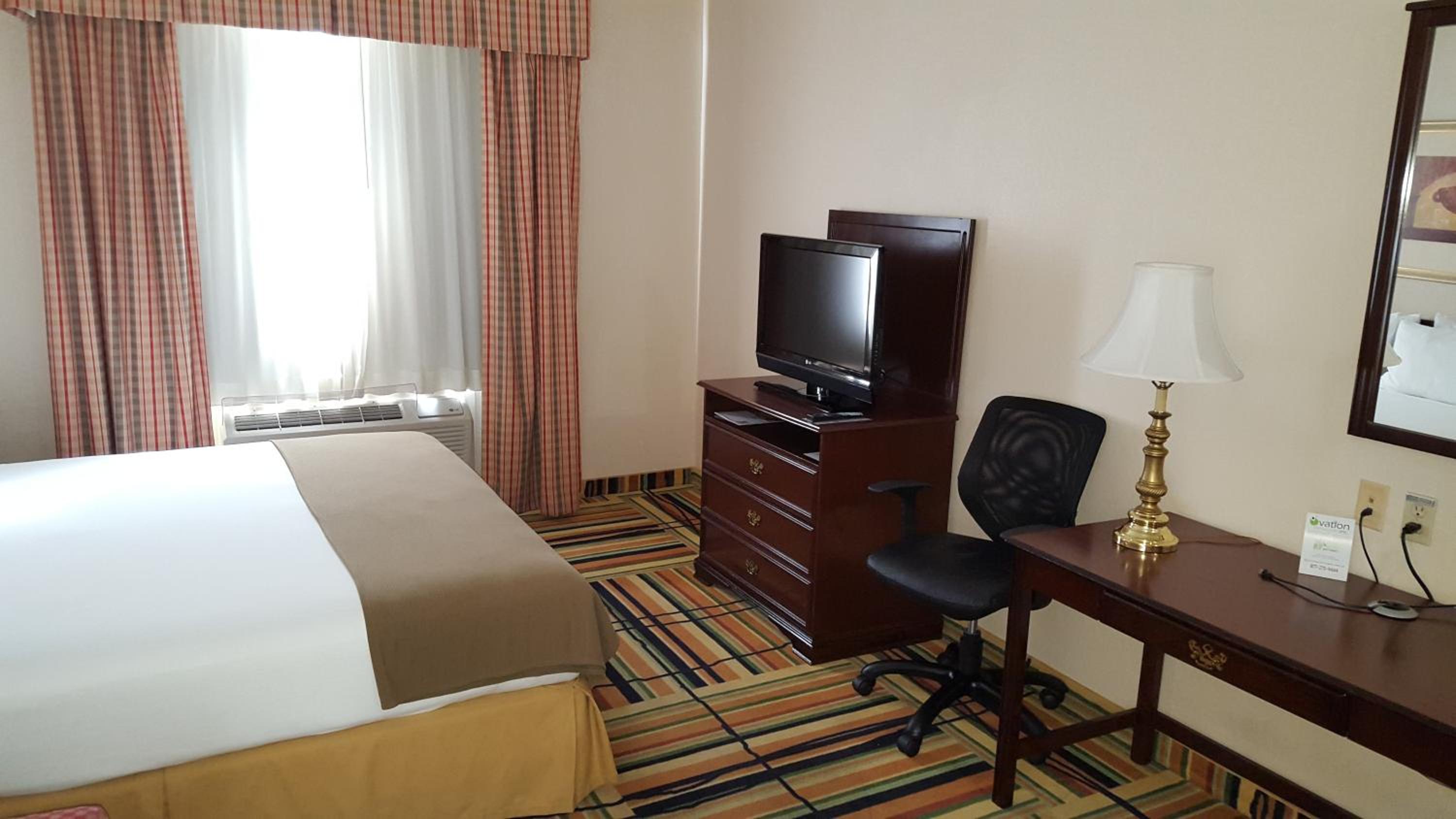 King Room - Non-Smoking - Photo 4