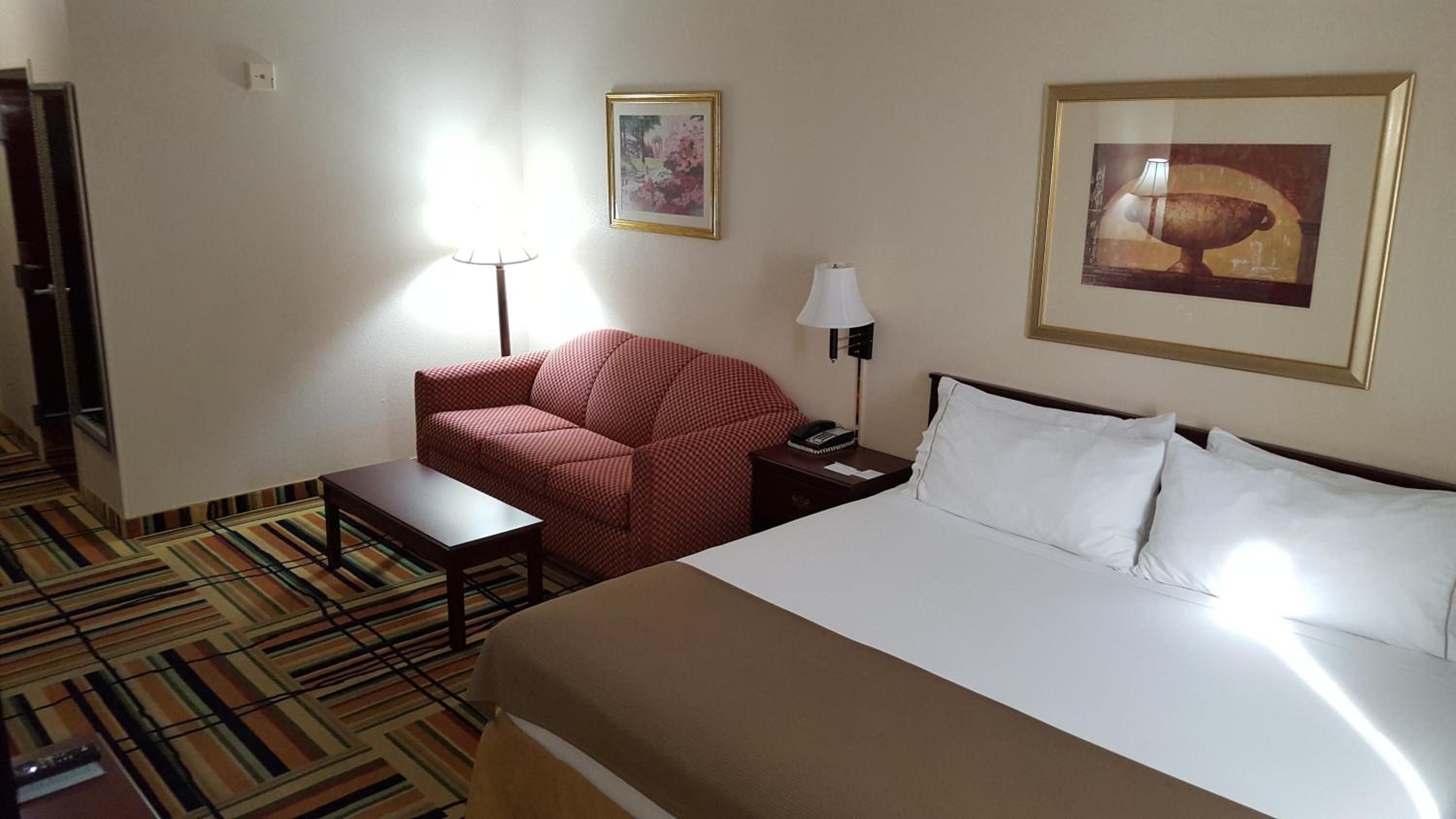 King Room - Non-Smoking - Photo 2
