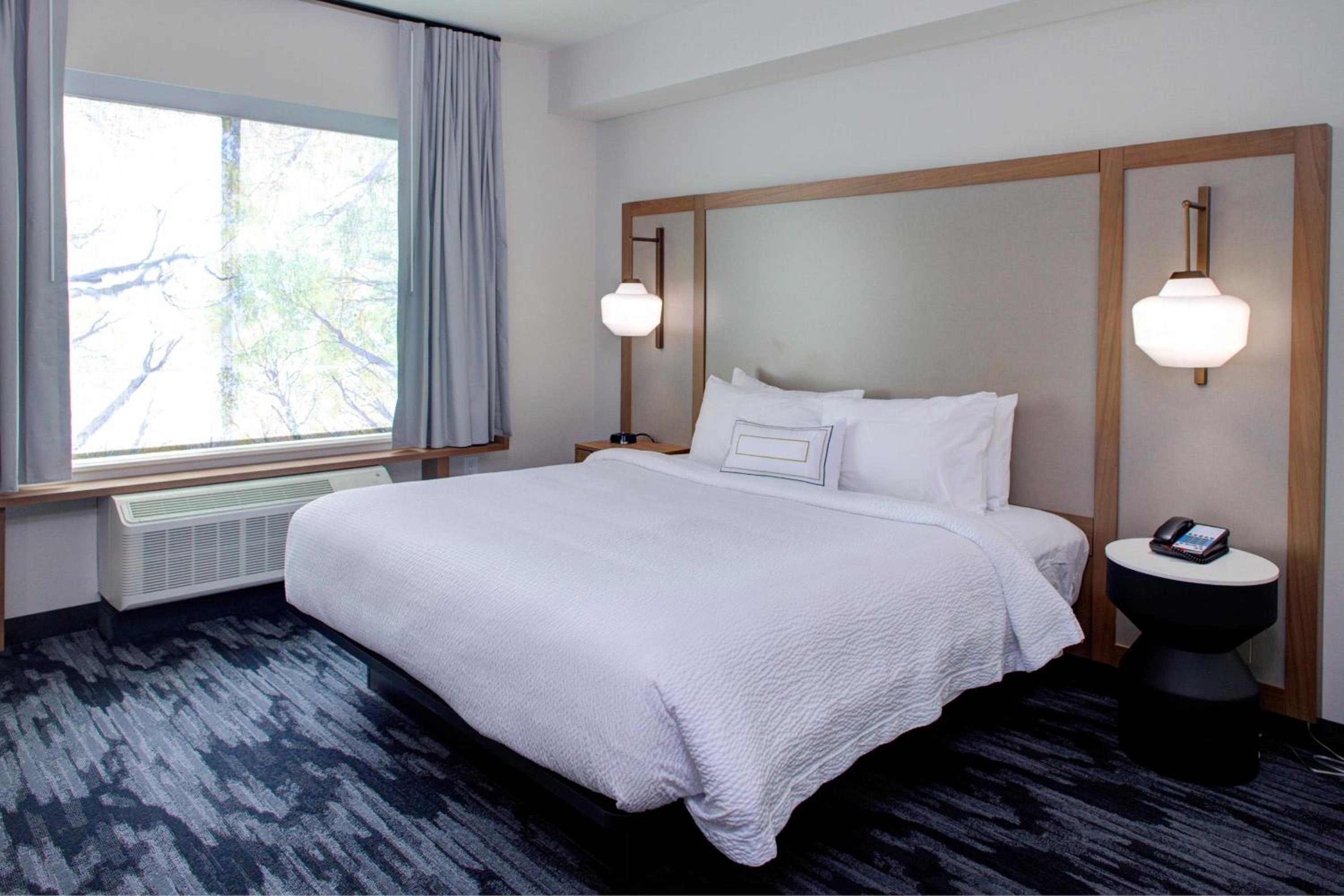 Guest room, King (Mobility & Hearing Accessible w/ Roll-in Shower)