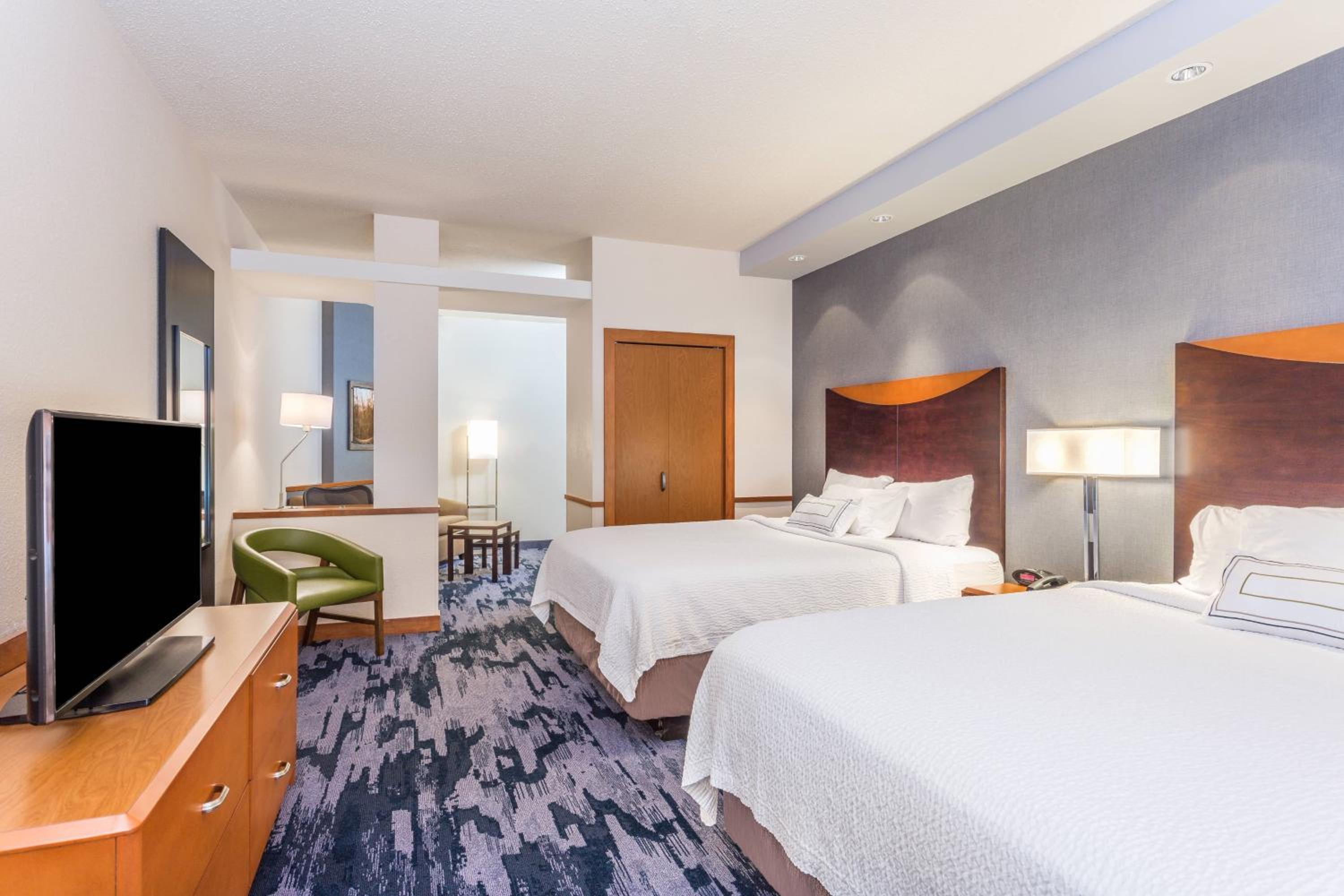 Queen Suite with Two Queen Beds and Sofa Bed - Photo 2