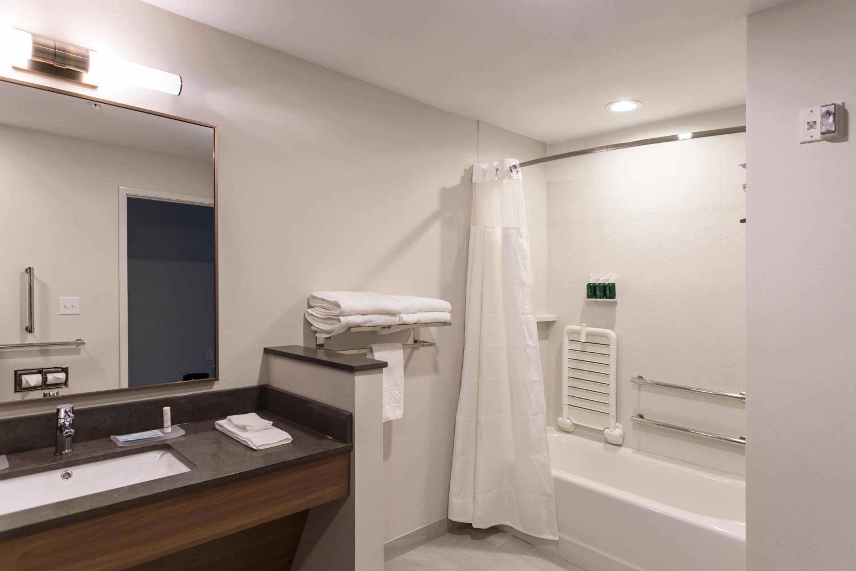 Queen Room with Two Queen Beds and Bathtub - Mobility Access photo 2