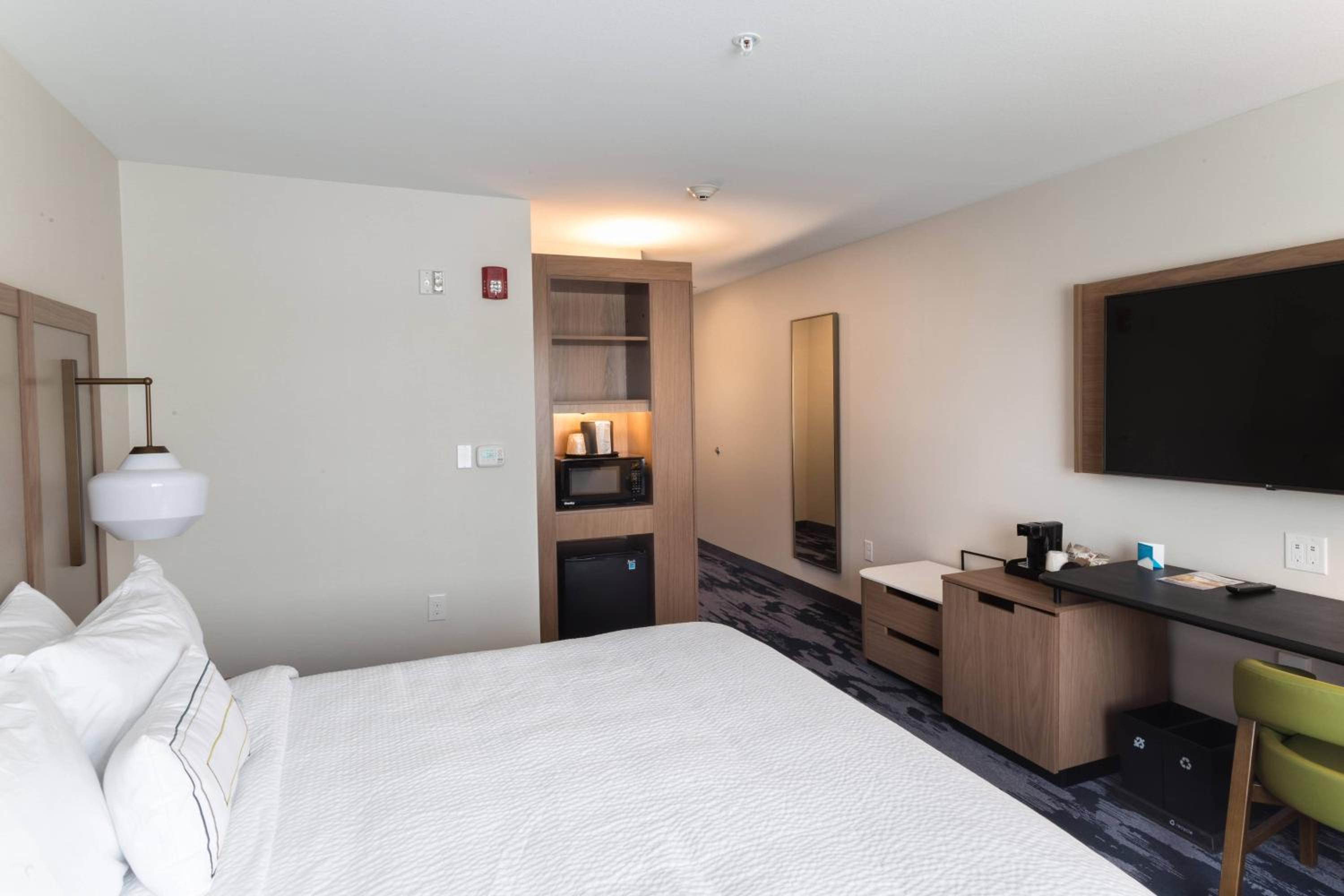 Guest room, 1 King,  City View (Mobility &amp; Hearing Accessible w/ Roll-in Shower) photo 1