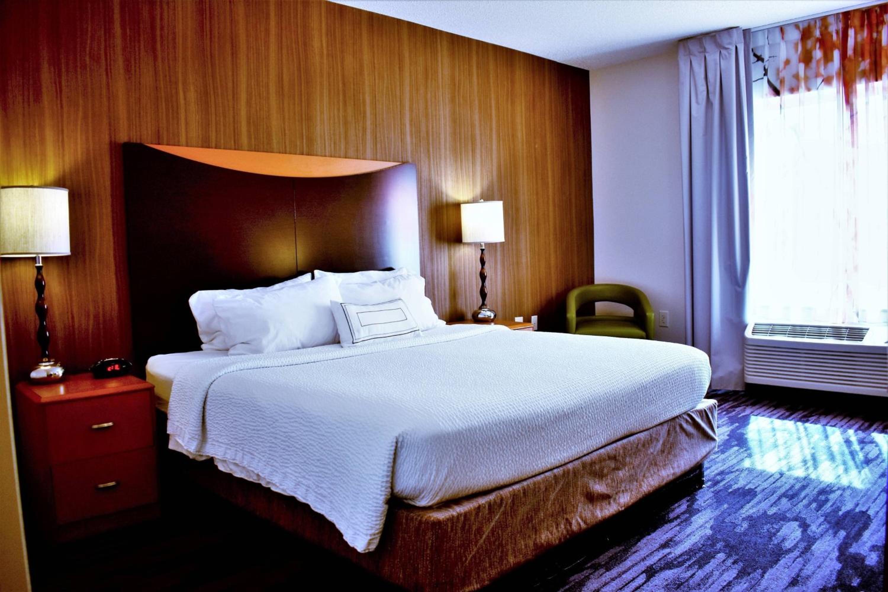 King Room with Adapted Tub - Mobility and Hearing Accessible - Photo 1