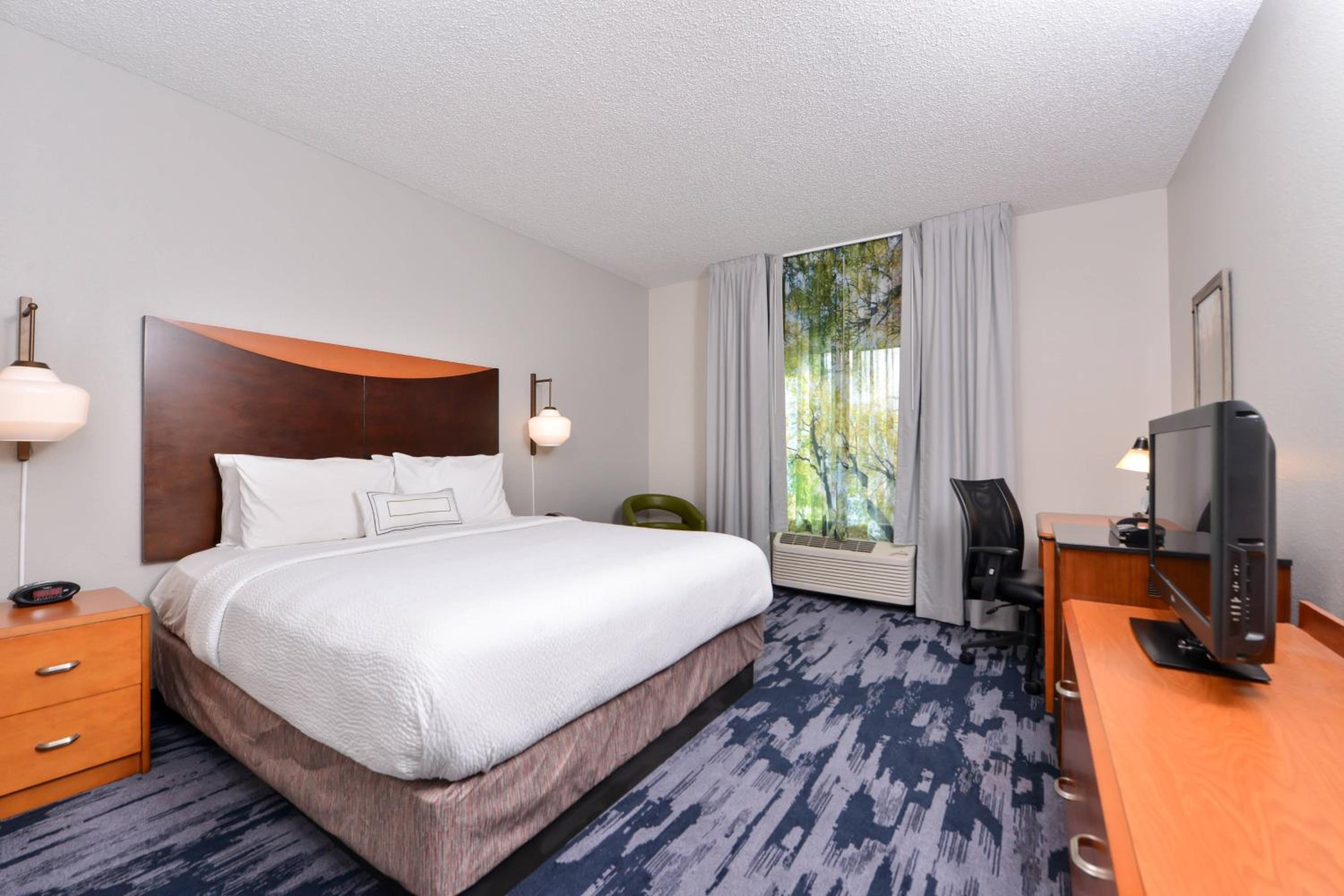 King Room with Adapted Tub - Mobility and Hearing Accessible - Photo 1