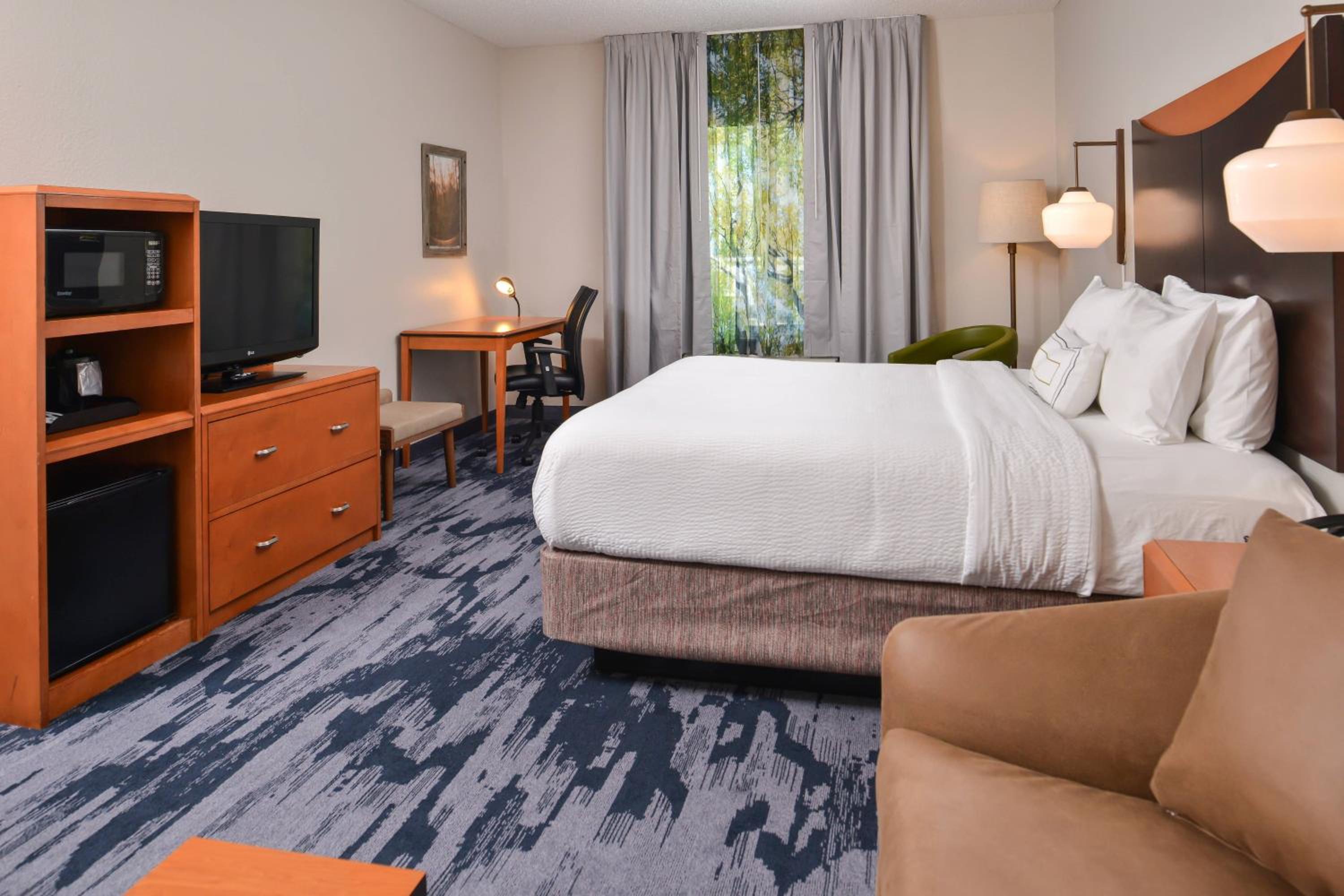 Larger King Room with Sofa Bed photo 3
