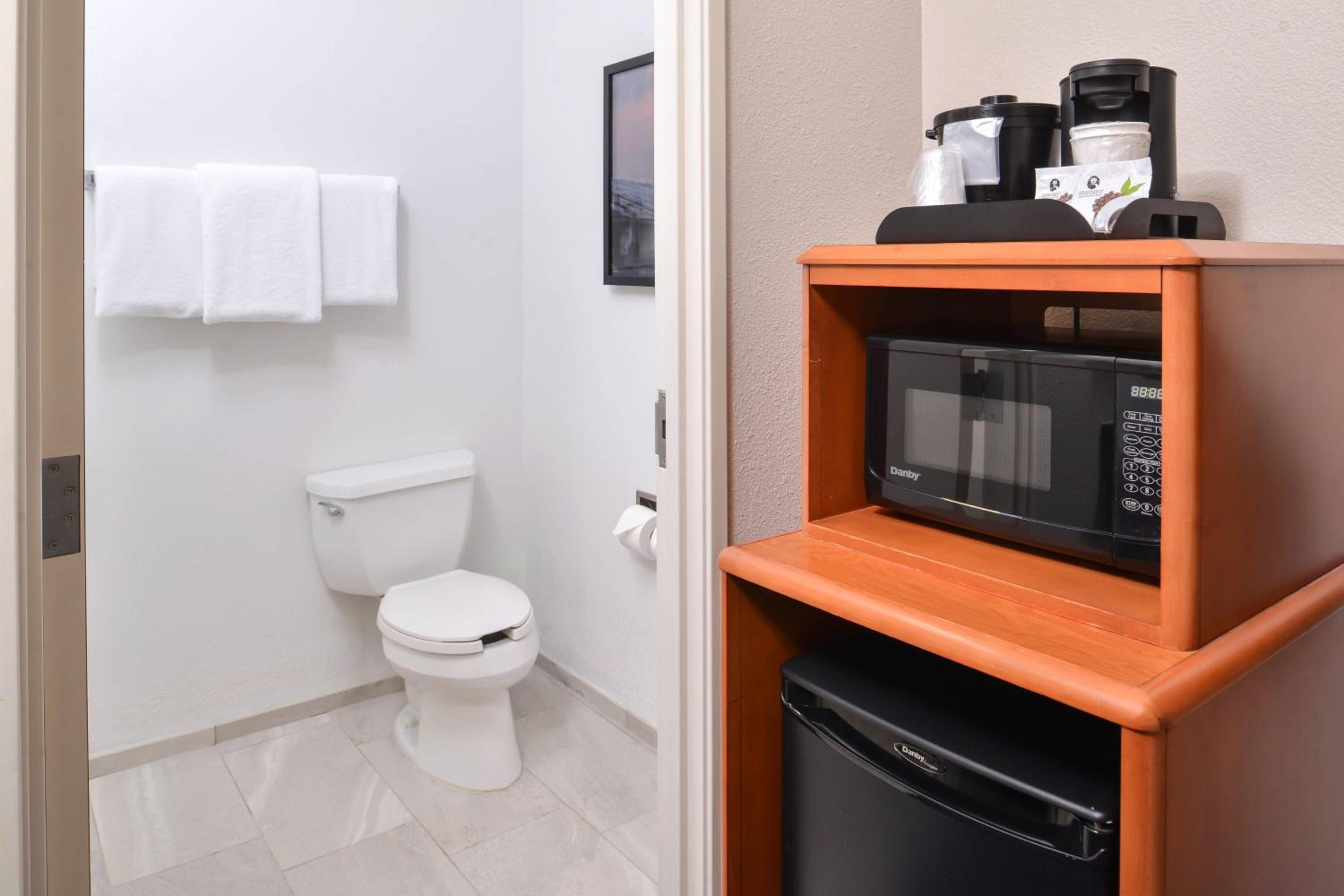 King Suite with Roll-In Shower and Sofa Bed - Mobility Access photo 3