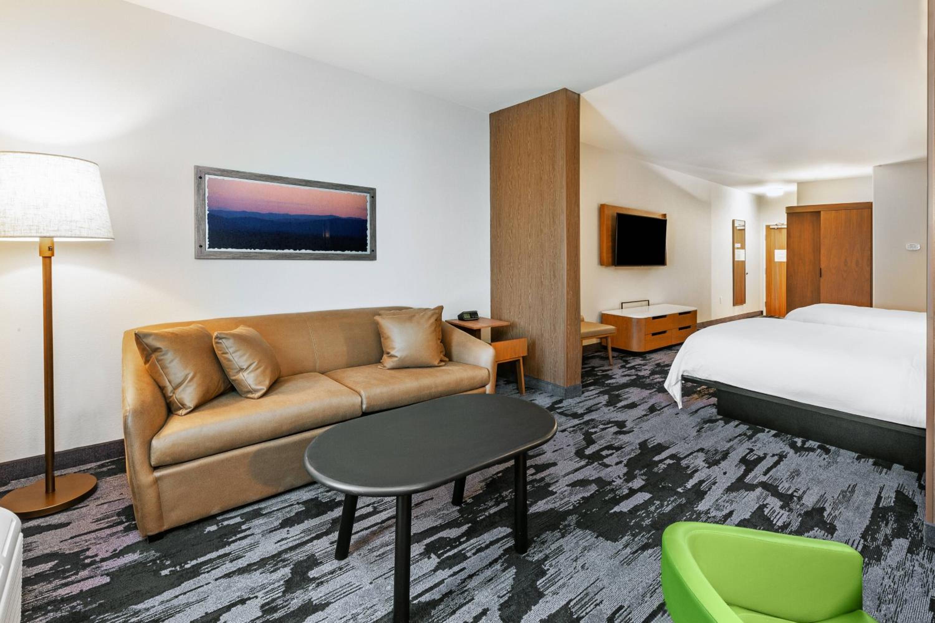Queen Suite with Two Queen Beds and Sofa Bed - Photo 4