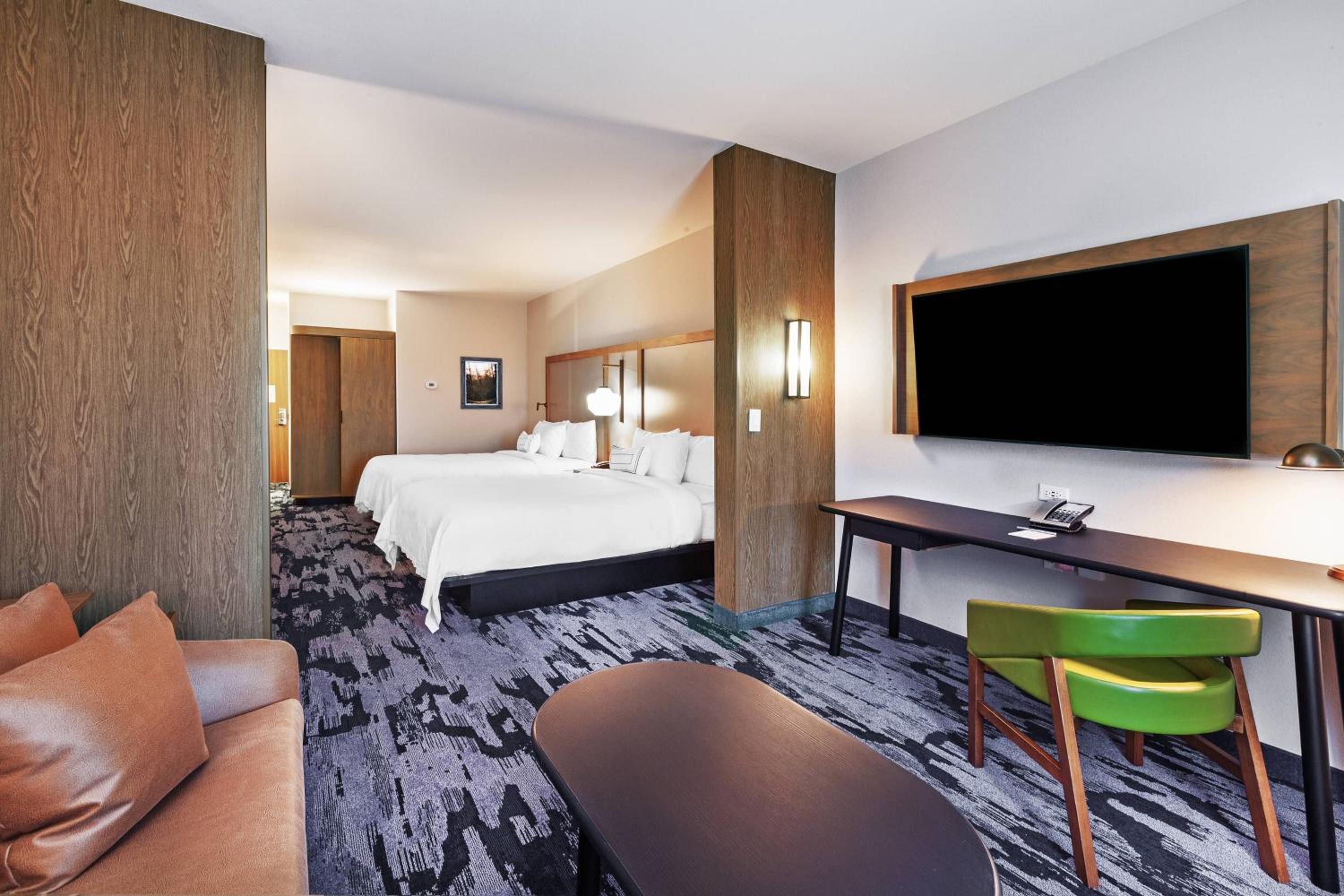 Queen Suite with Two Queen Beds and Sofa Bed - Photo 5