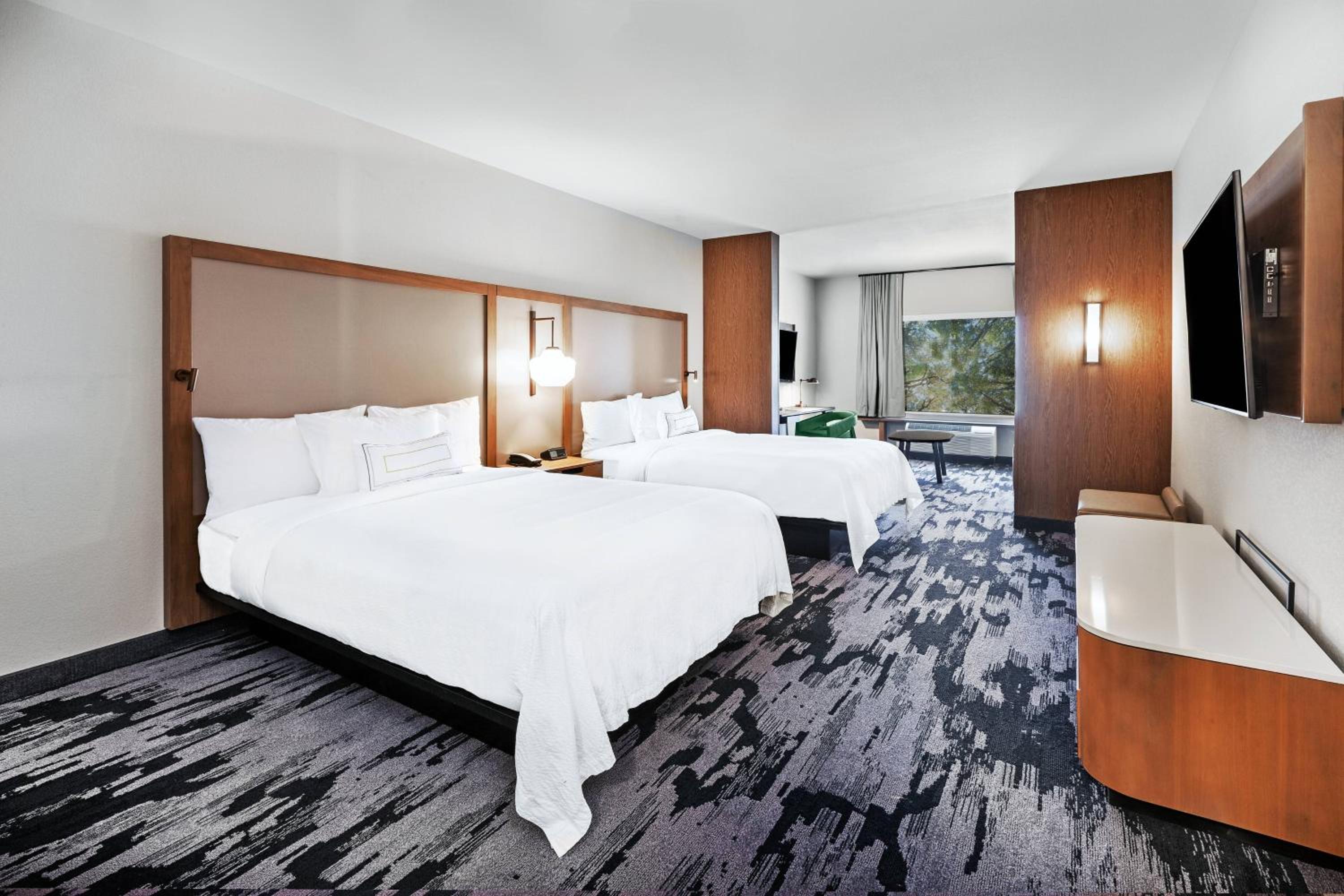 Queen Suite with Two Queen Beds and Sofa Bed - Photo 6