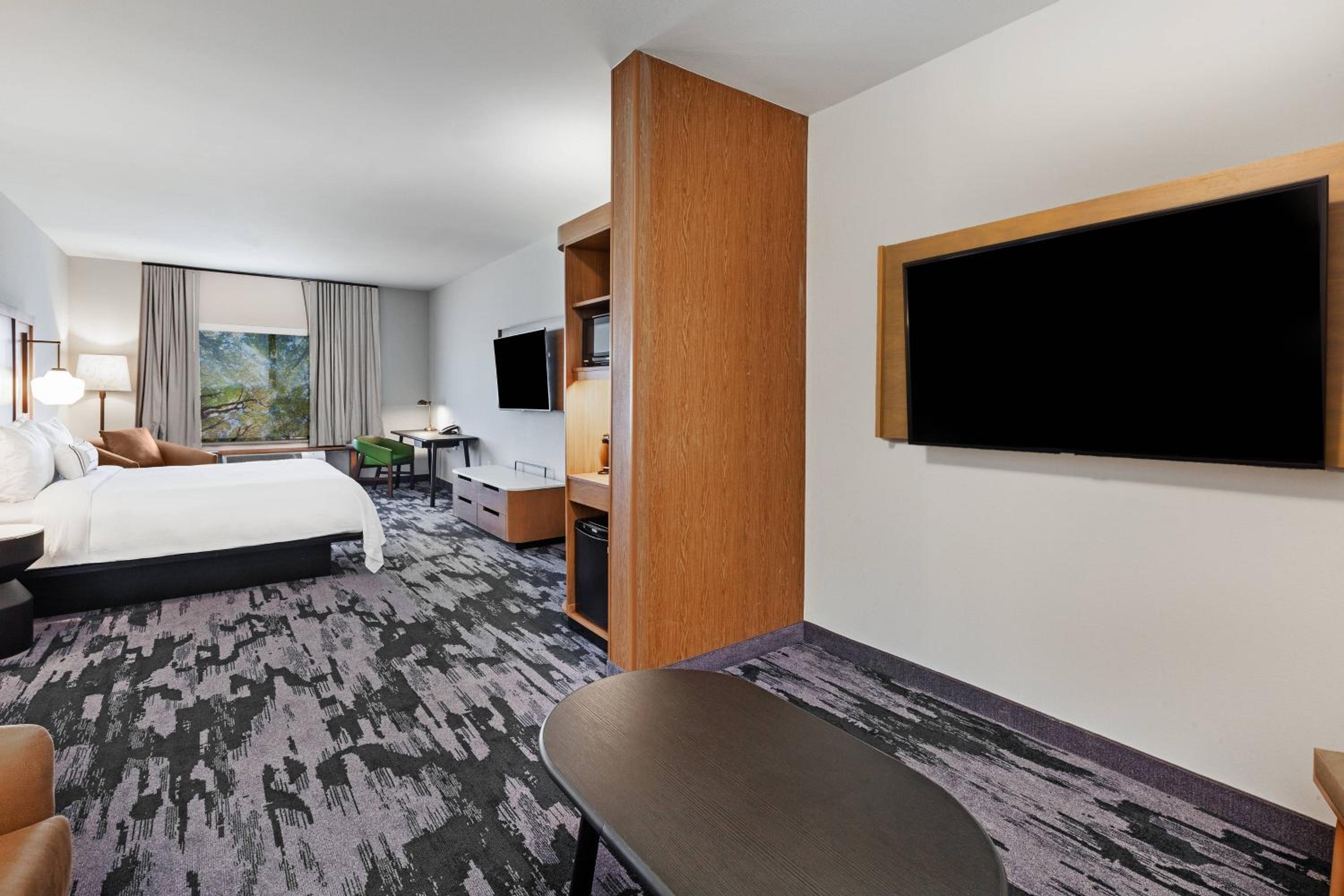 One-Bedroom King Suite with Sofa Bed - Photo 3