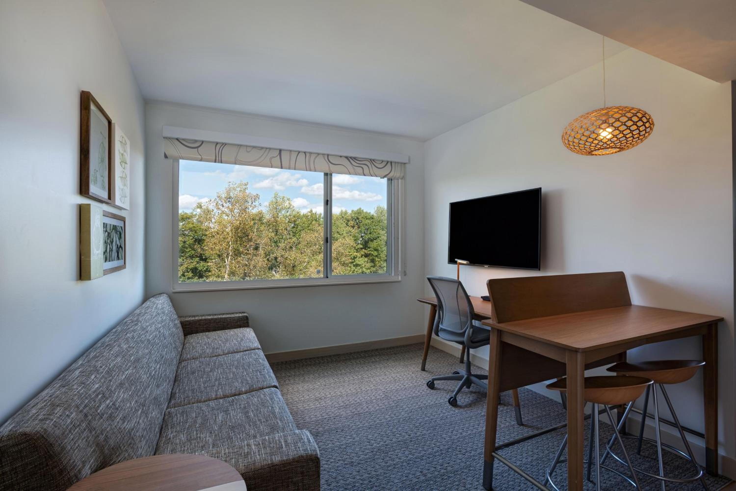 Standard King Room with Adapted Tub - Mobility and Hearing Accessible photo 2