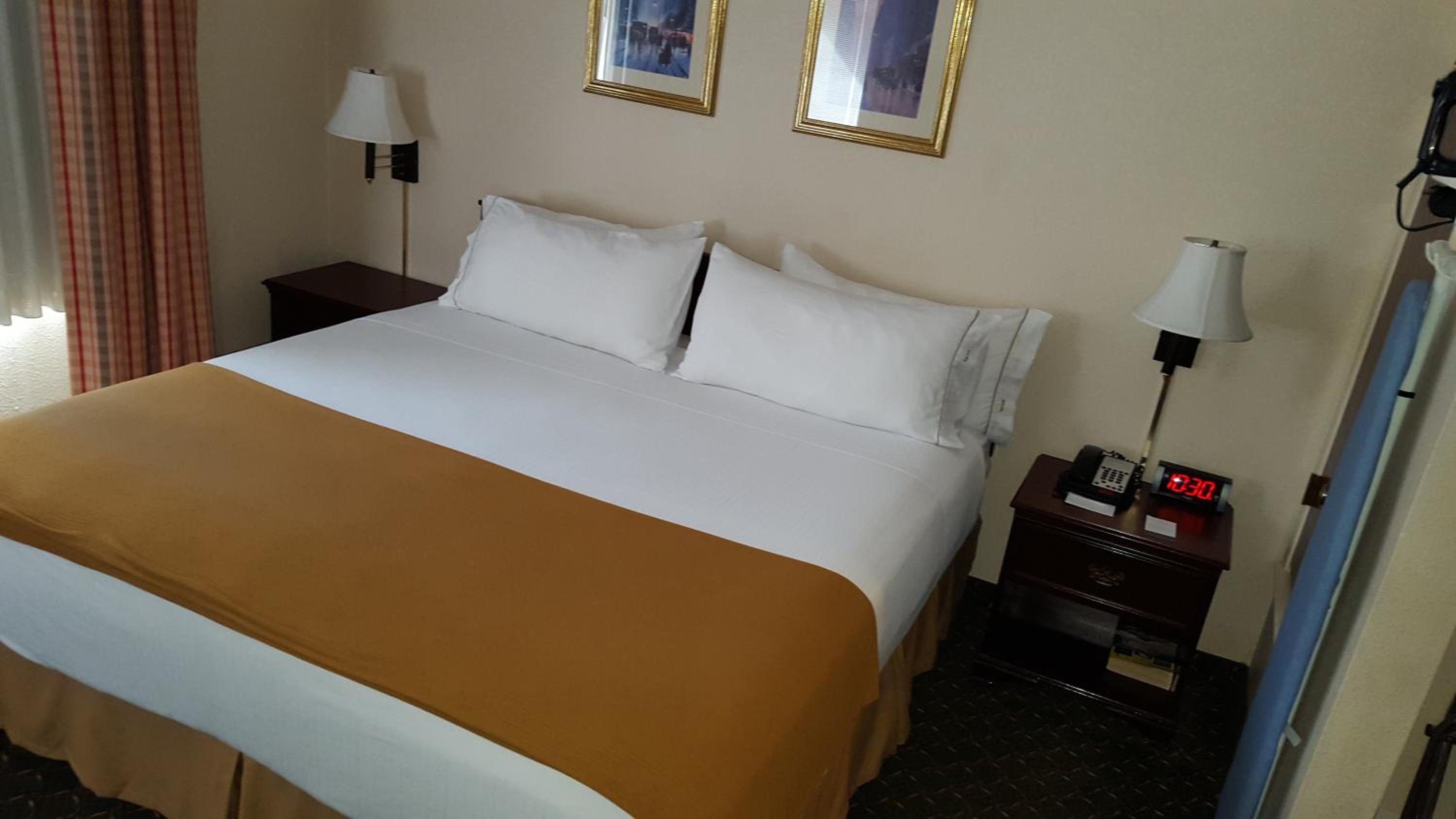 King Room with Balcony - Non-Smoking - Photo 2