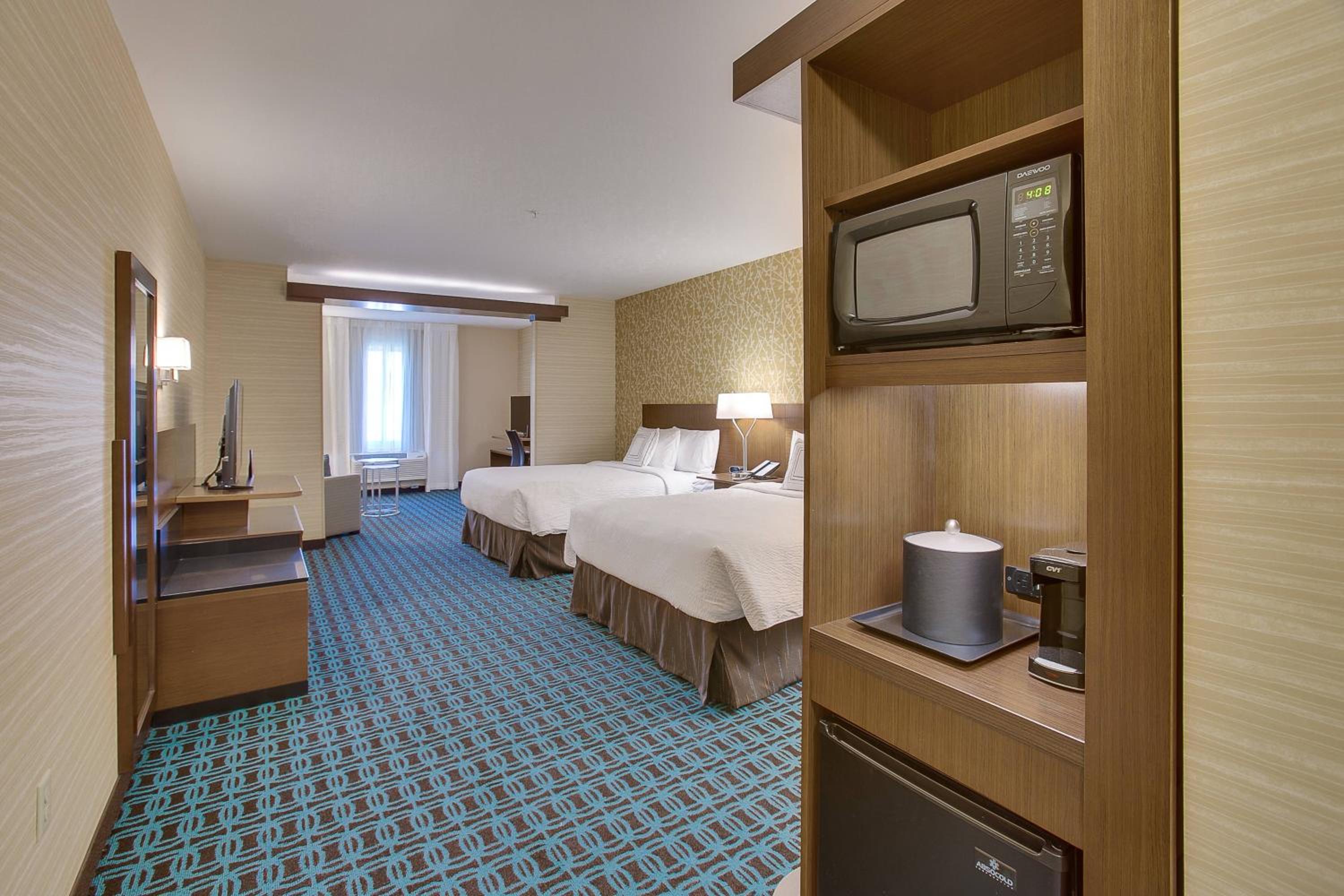 Queen Suite with Two Queen Beds, Sitting Area, Bathtub and Sofa Bed - Mobility Access photo 2