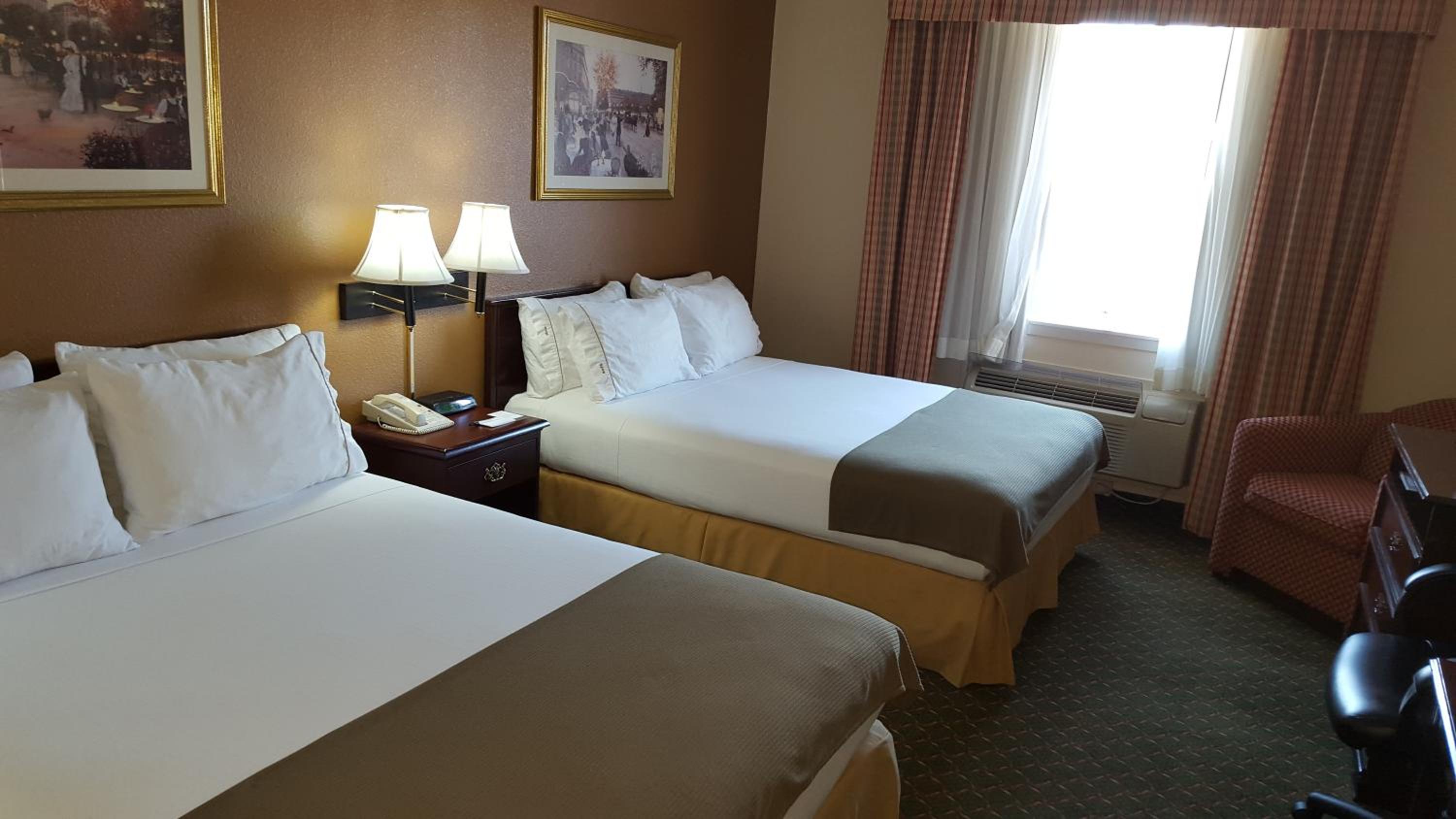 Queen Room with Two Queen Beds - Non-Smoking - Photo 5