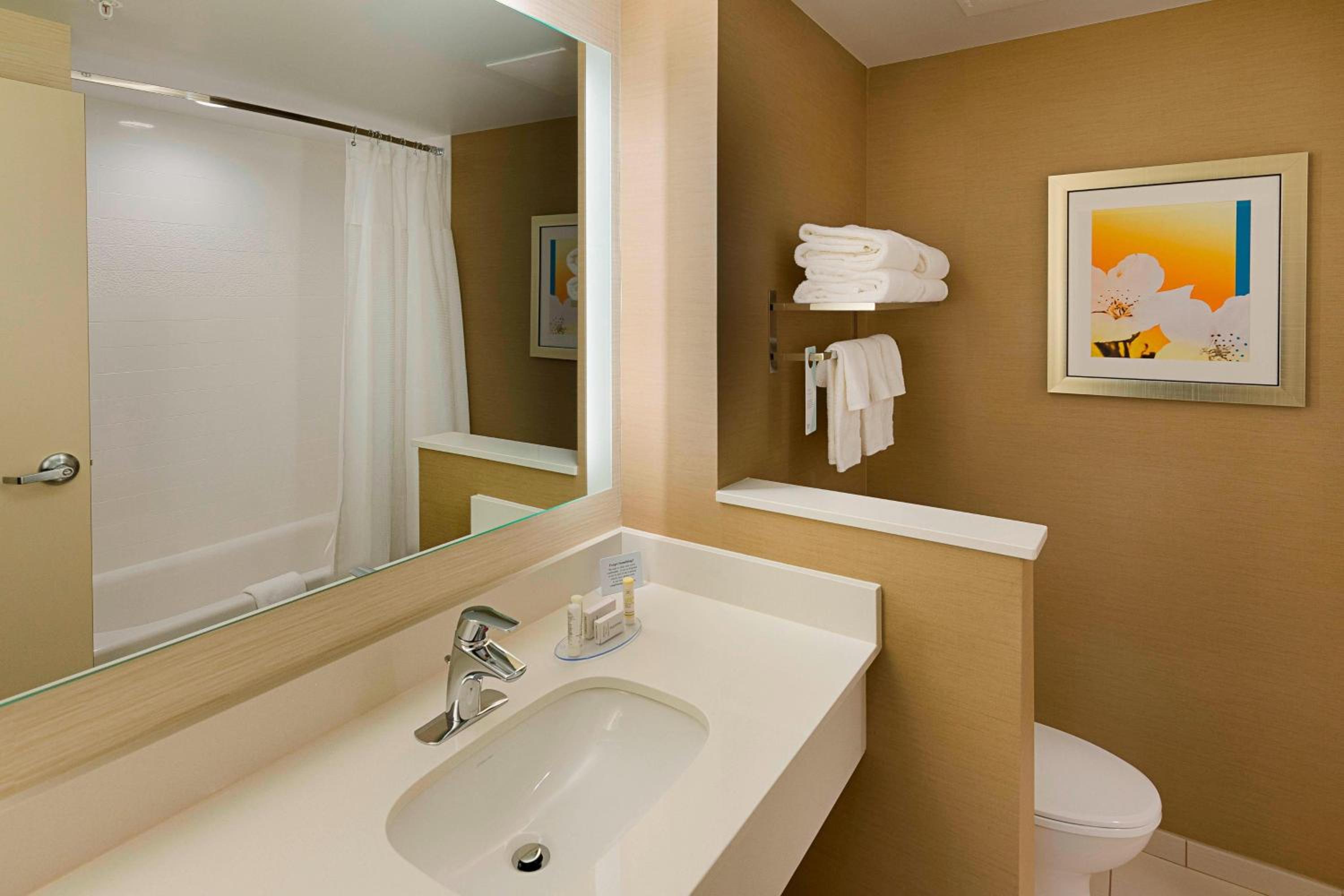 Queen Suite with Two Queen Beds, Bathtub and Sofa Bed - Mobility Access/Hearing Accessible photo 1