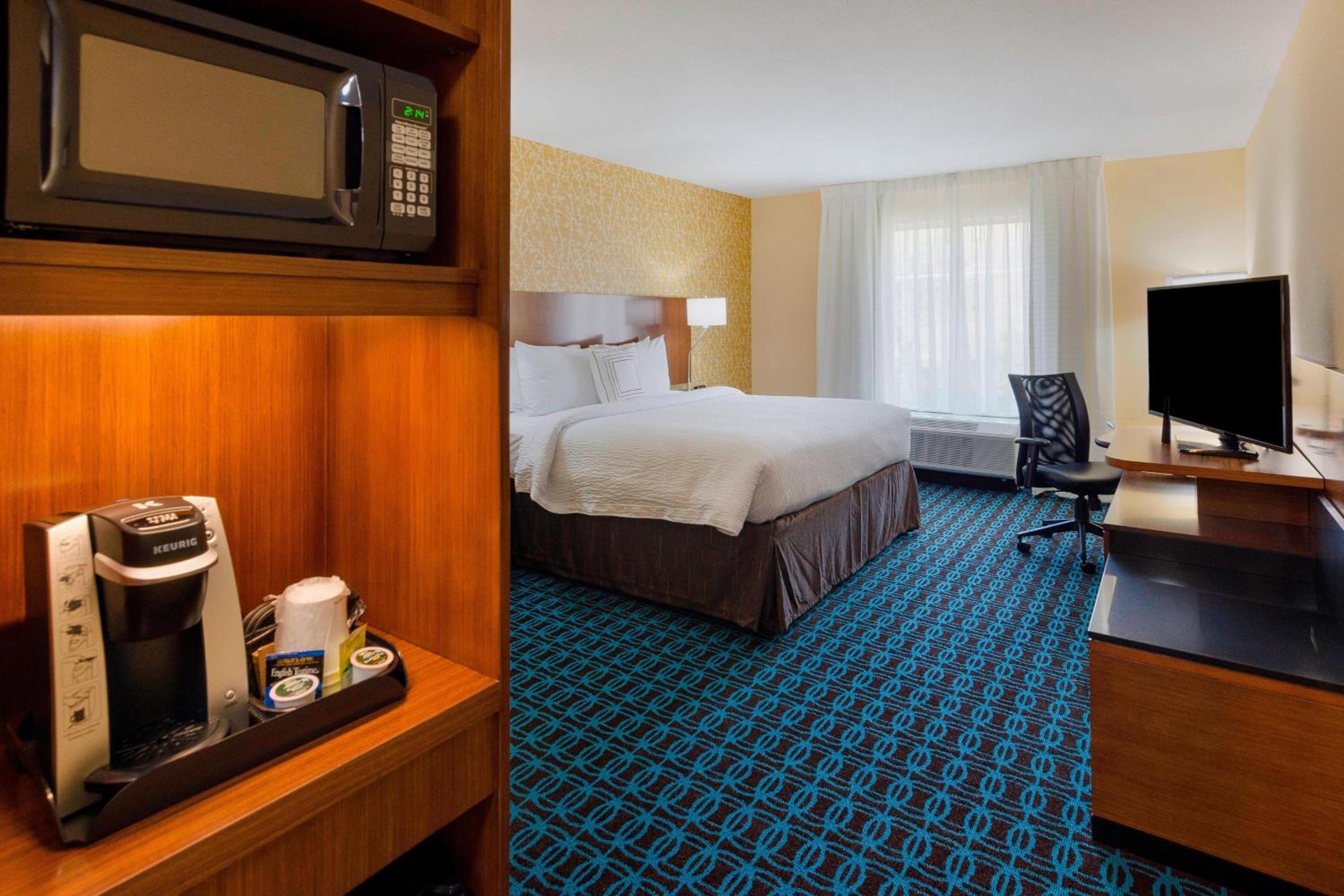 King Room with Transfer Shower - Mobility Access/Hearing Accessible photo 3