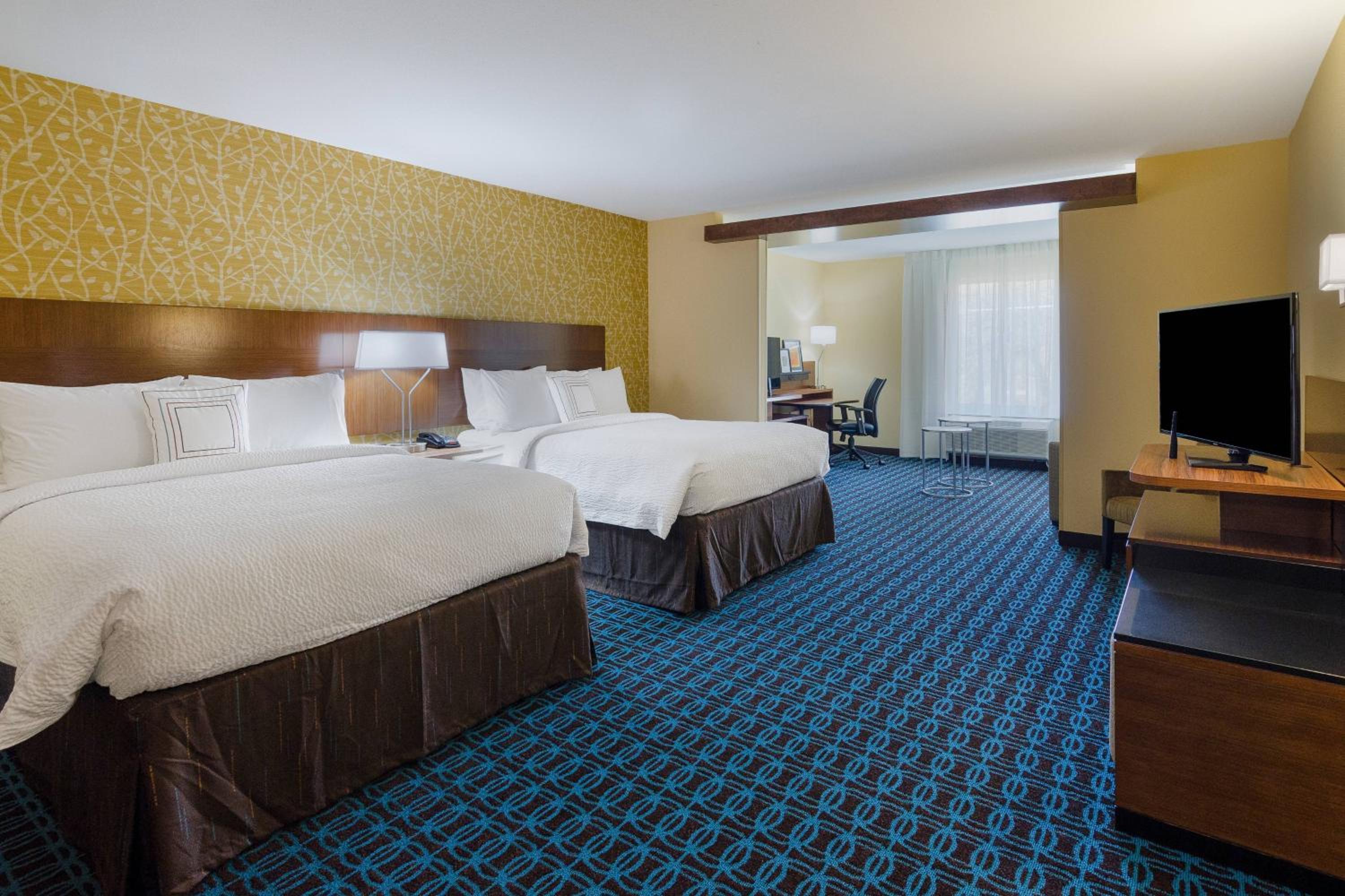 Queen Suite with Two Queen Beds, Bathtub and Sofa Bed - Mobility Access/Hearing Accessible photo 3