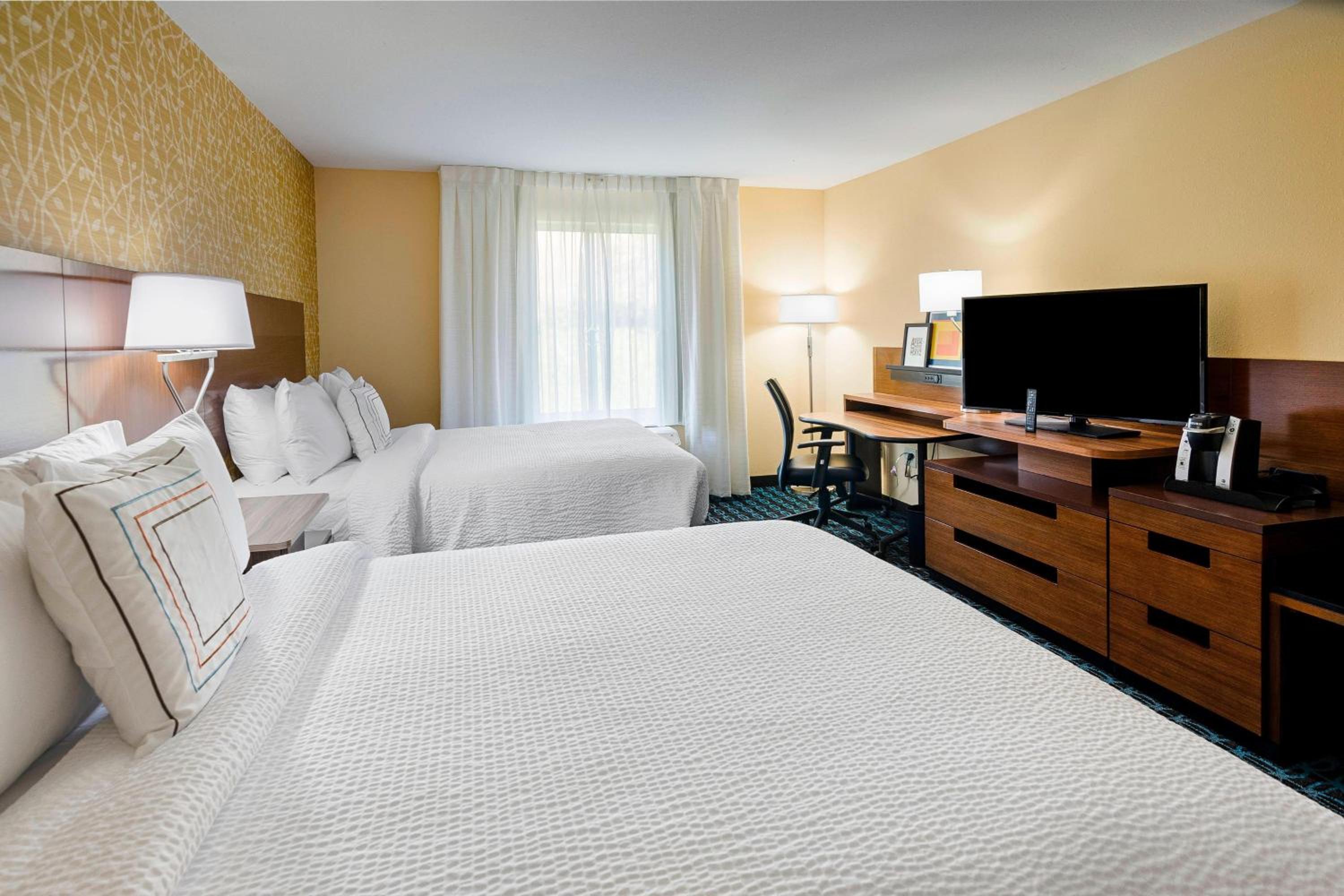 Queen Room with Two Queen Beds - Hearing Accessible photo 3