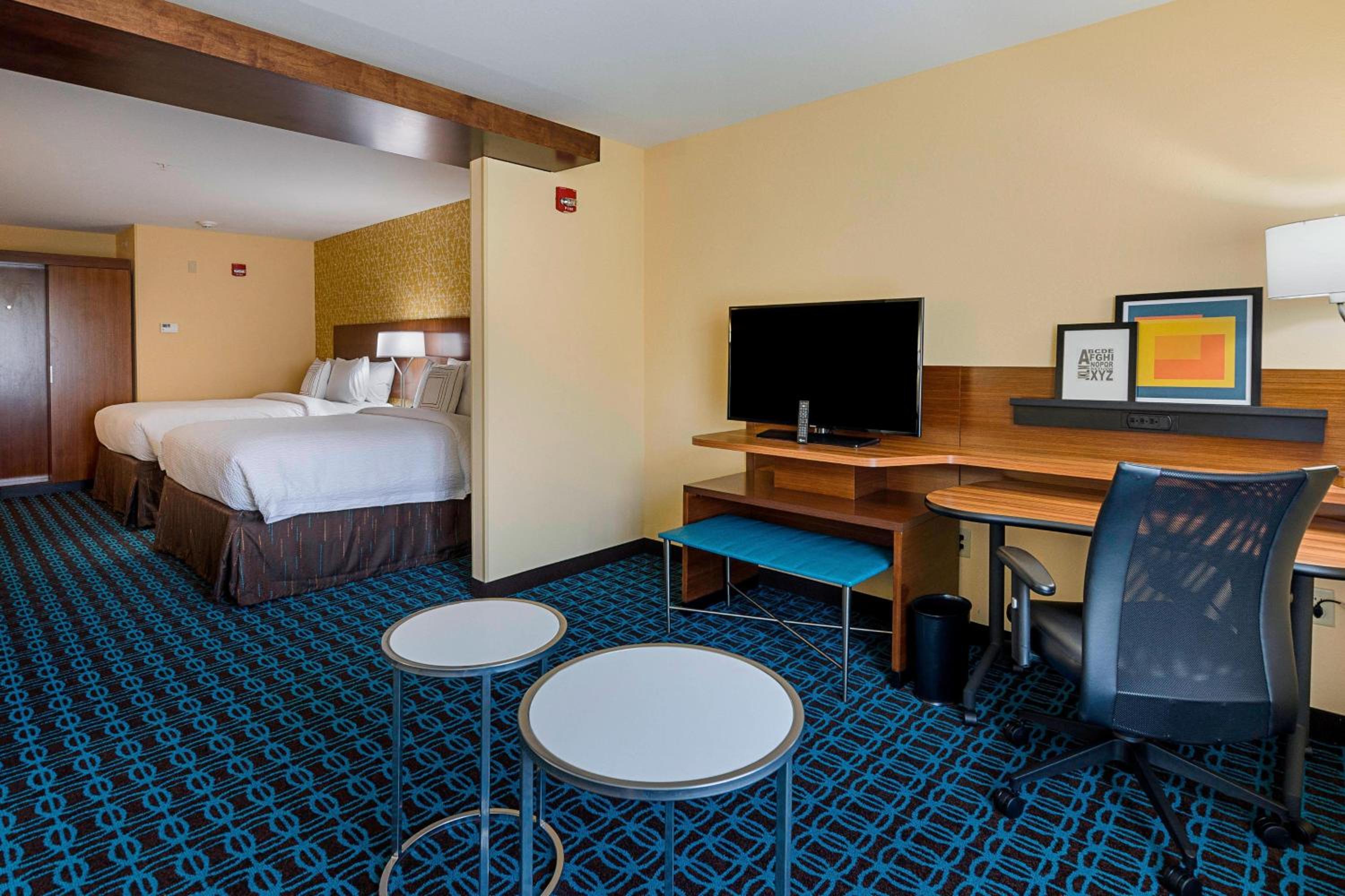 Queen Suite with Two Queen Beds, Bathtub and Sofa Bed - Mobility Access/Hearing Accessible photo 2