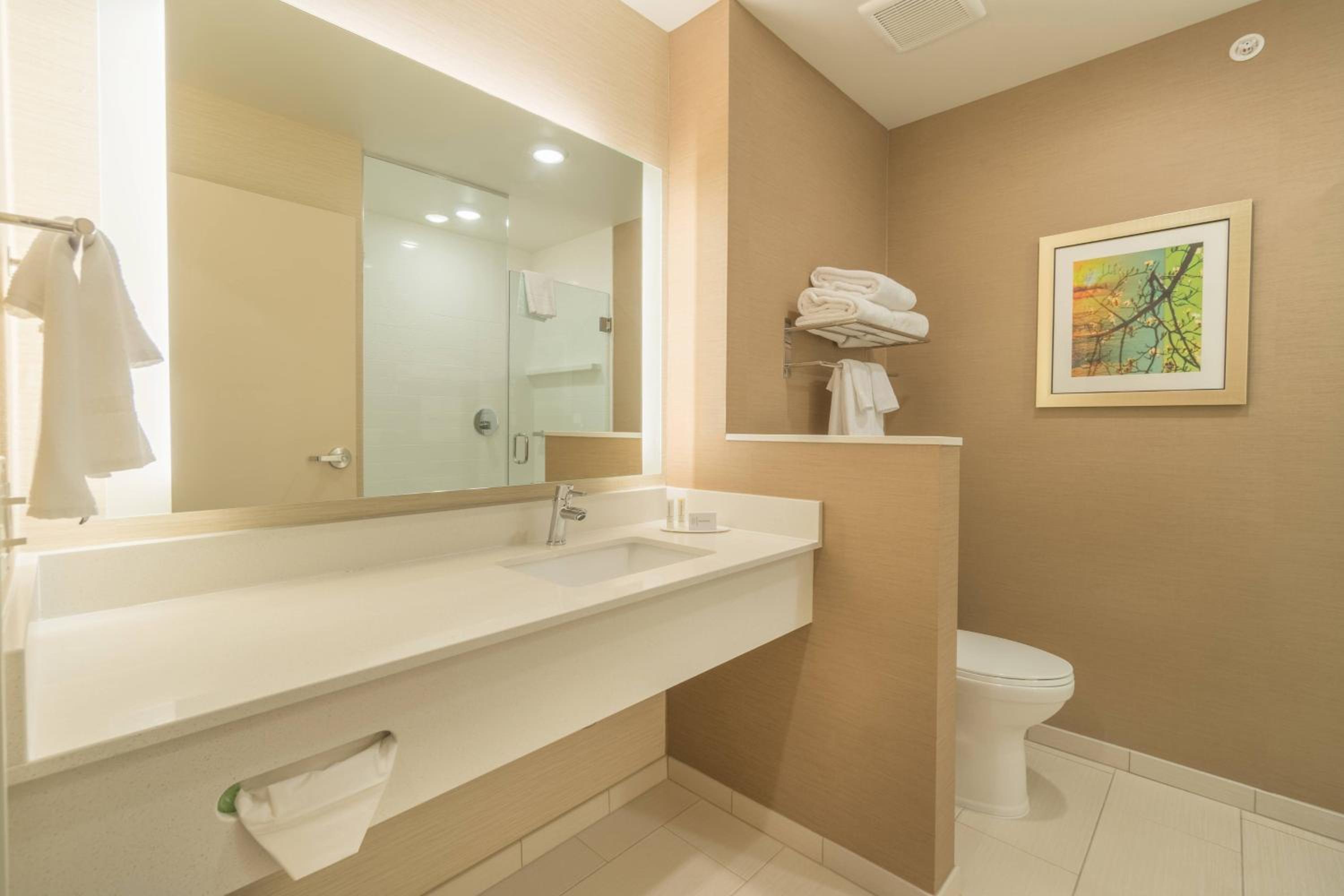 King Room - Hearing Accessible photo 2