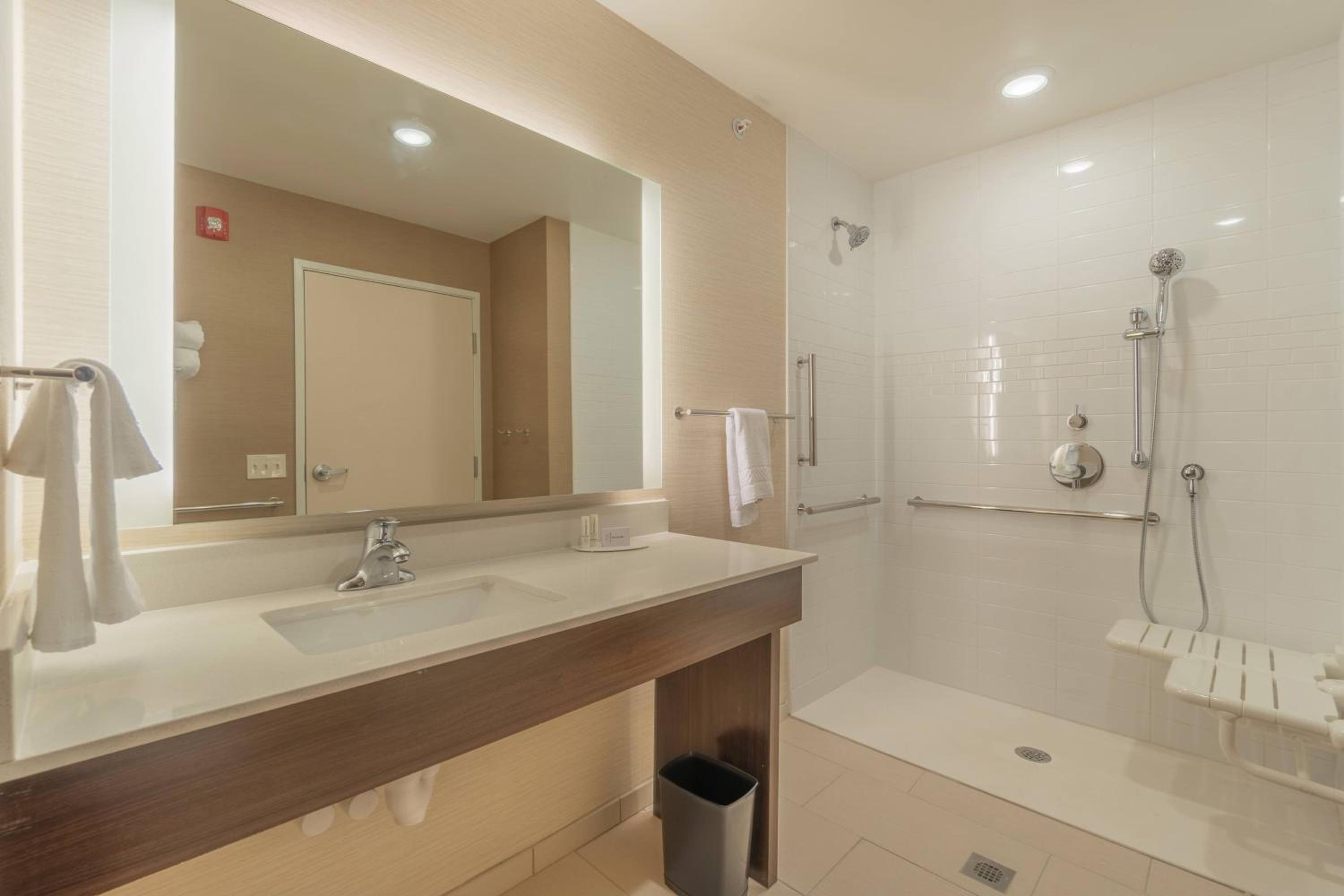 Queen Room with Two Queen Beds - Hearing Accessible photo 3