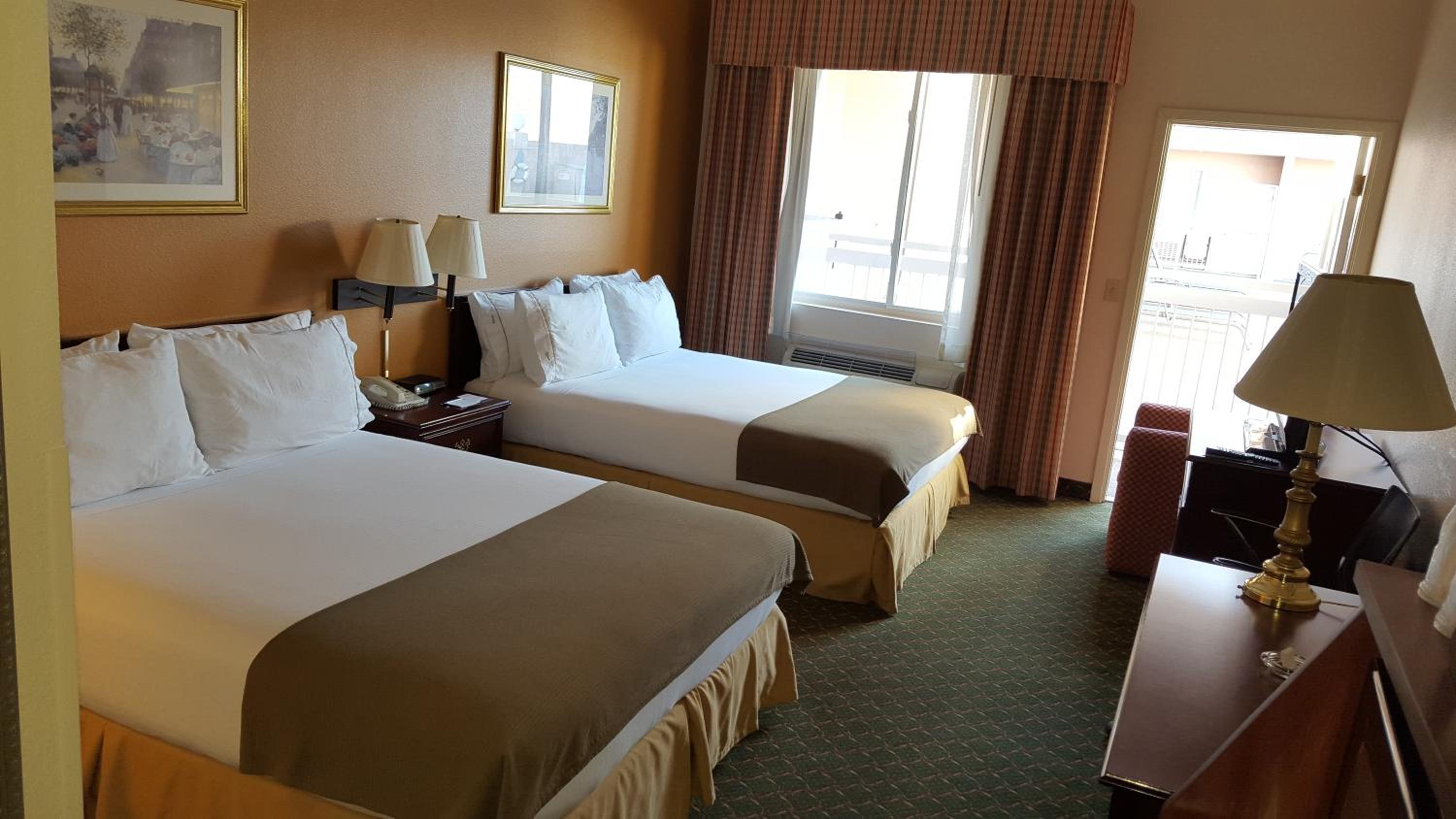 Queen Room with Two Queen Beds - Non-Smoking - Photo 9